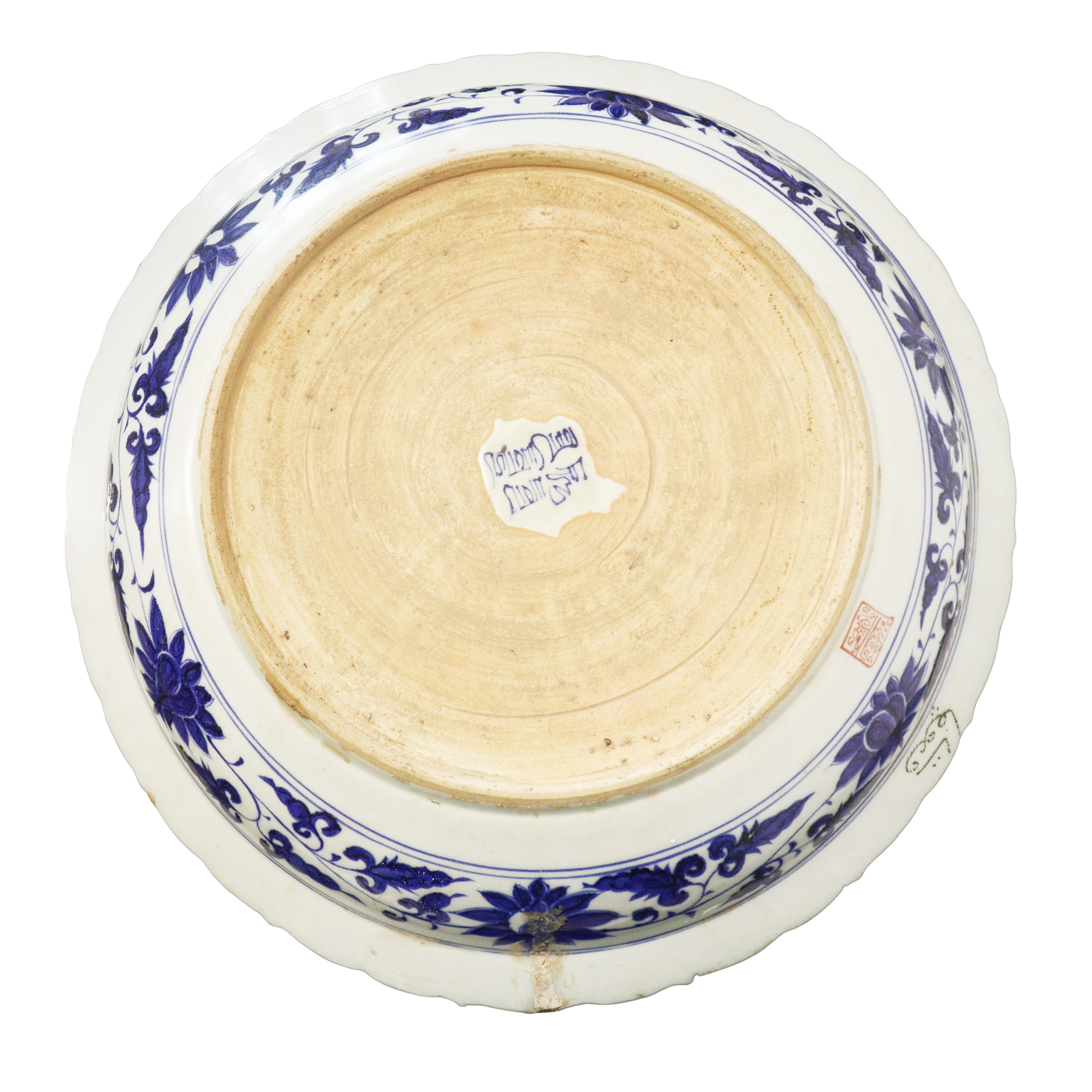 Grande piatto cinese in ceramica bianca con scene di personaggi storici dipinte in blu