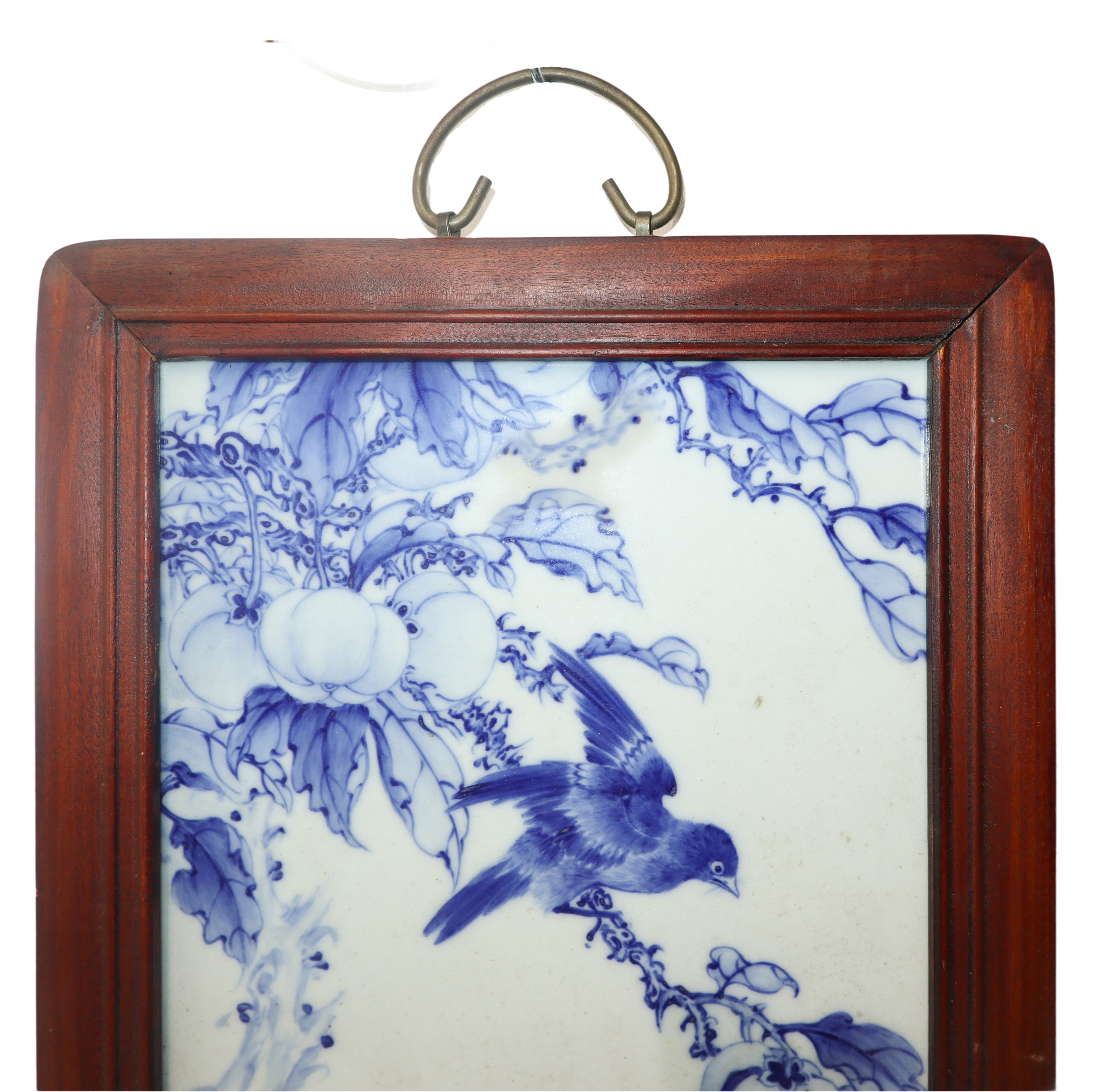 Mattonella cinese in ceramica bianca dipinta con uccelli e frutti e iscrizione nei toni del blu