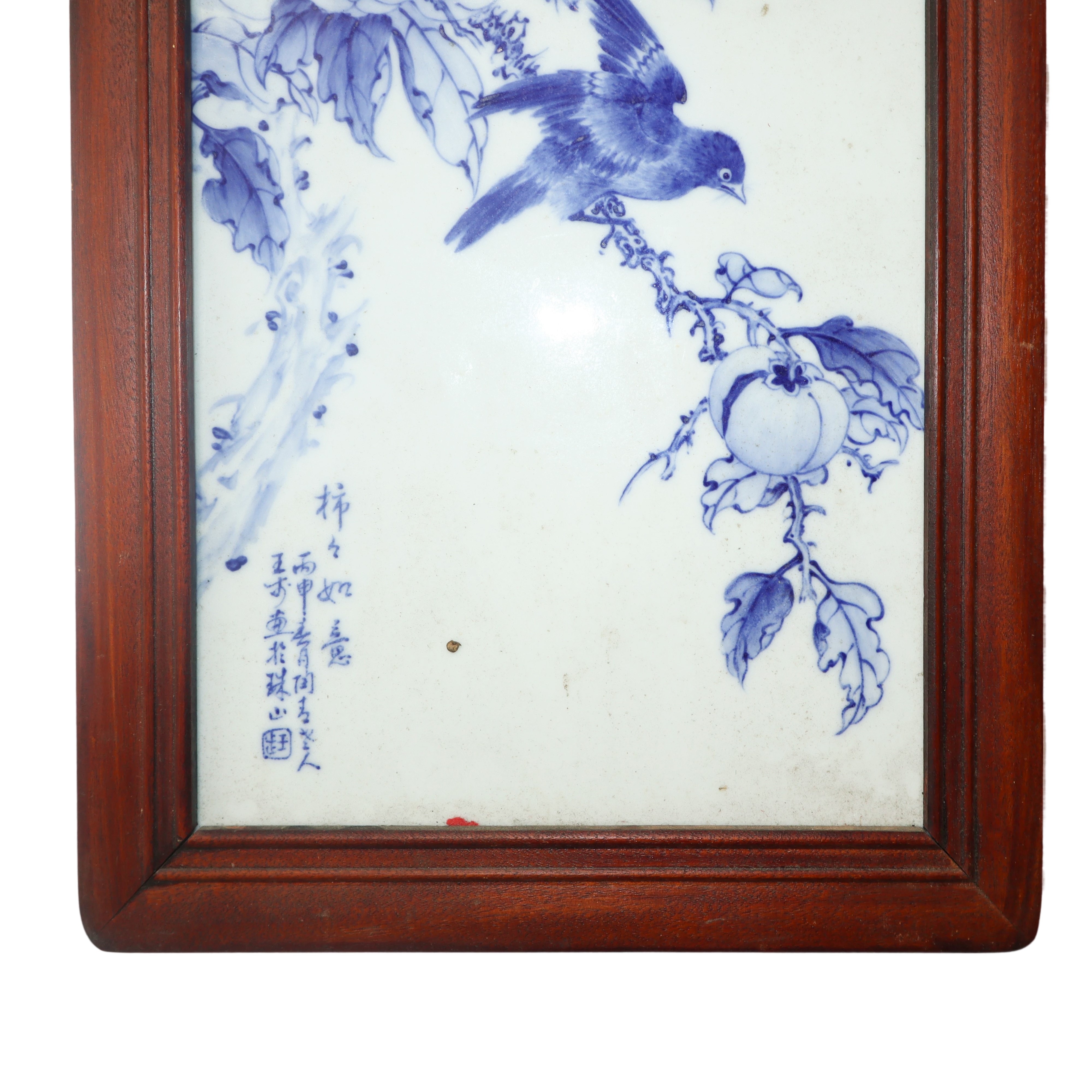 Mattonella cinese in ceramica bianca dipinta con uccelli e frutti e iscrizione nei toni del blu