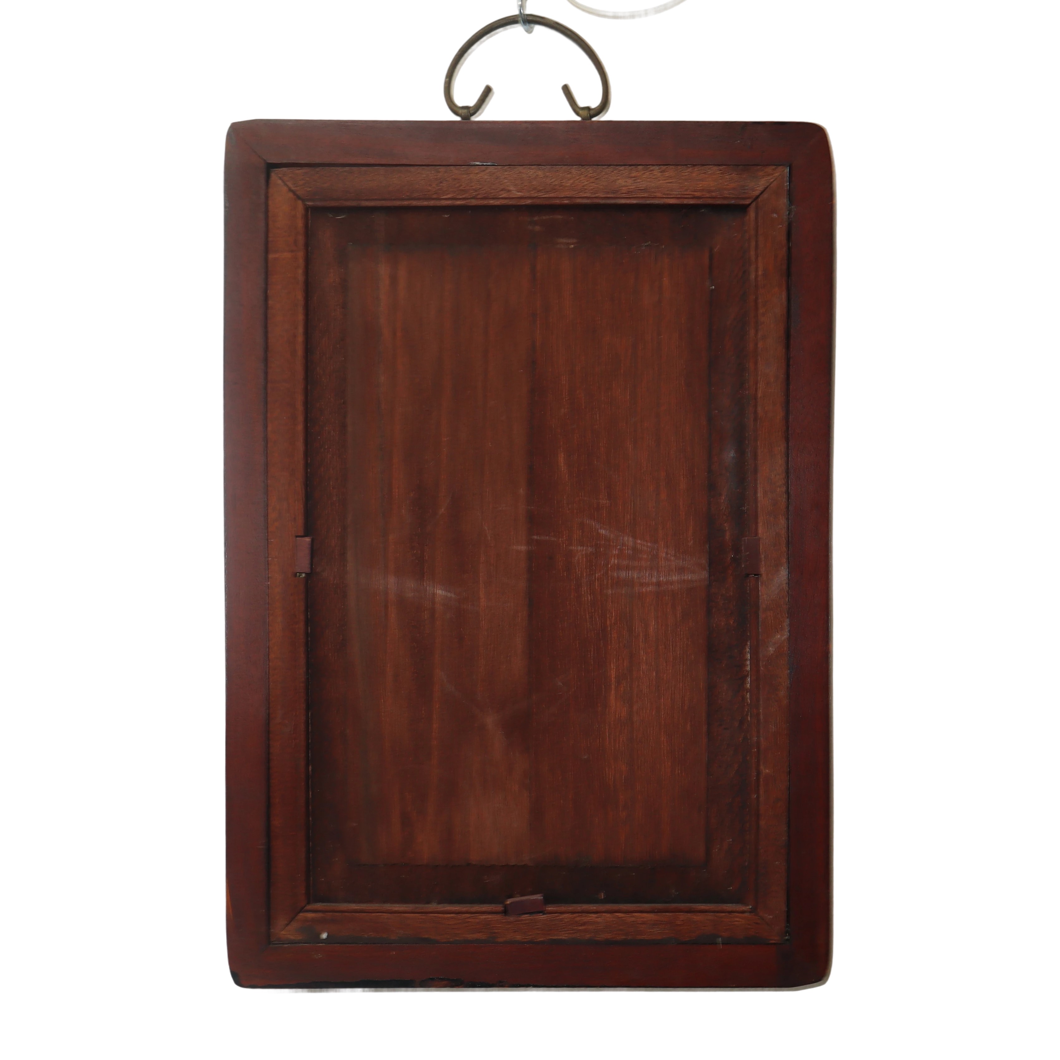 Mattonella cinese in ceramica bianca dipinta con uccelli e frutti e iscrizione nei toni del blu