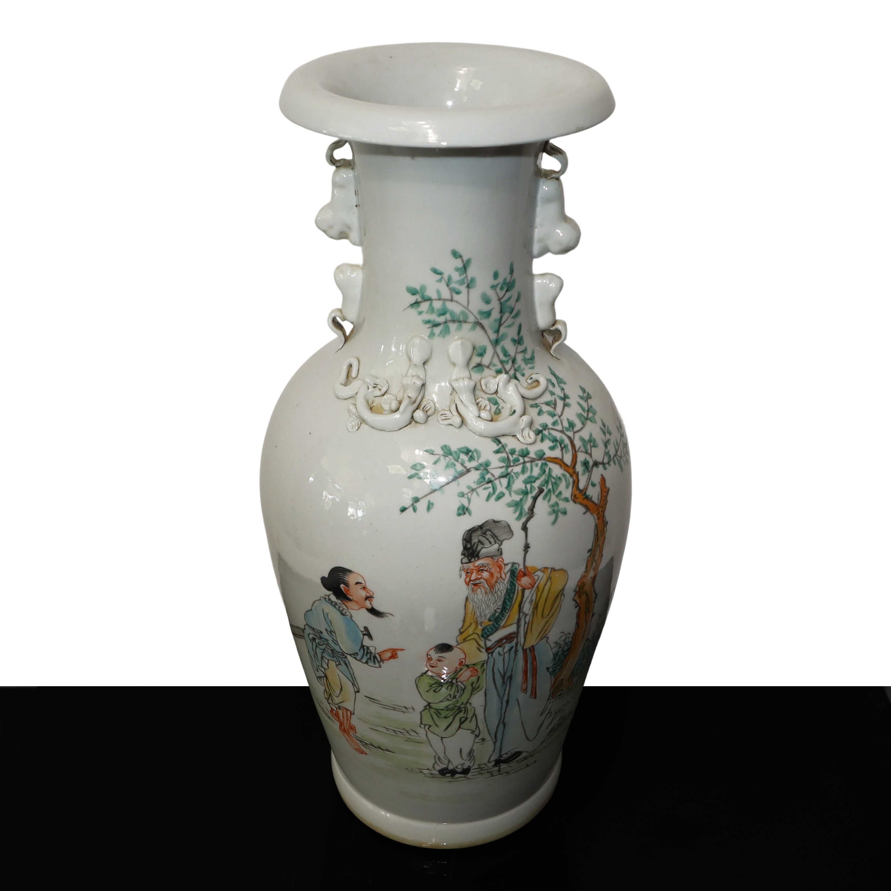 Vaso cinese Qian Jiang con decorazione a rilievo sul collo e raffigurazione di scene di vita sul ...