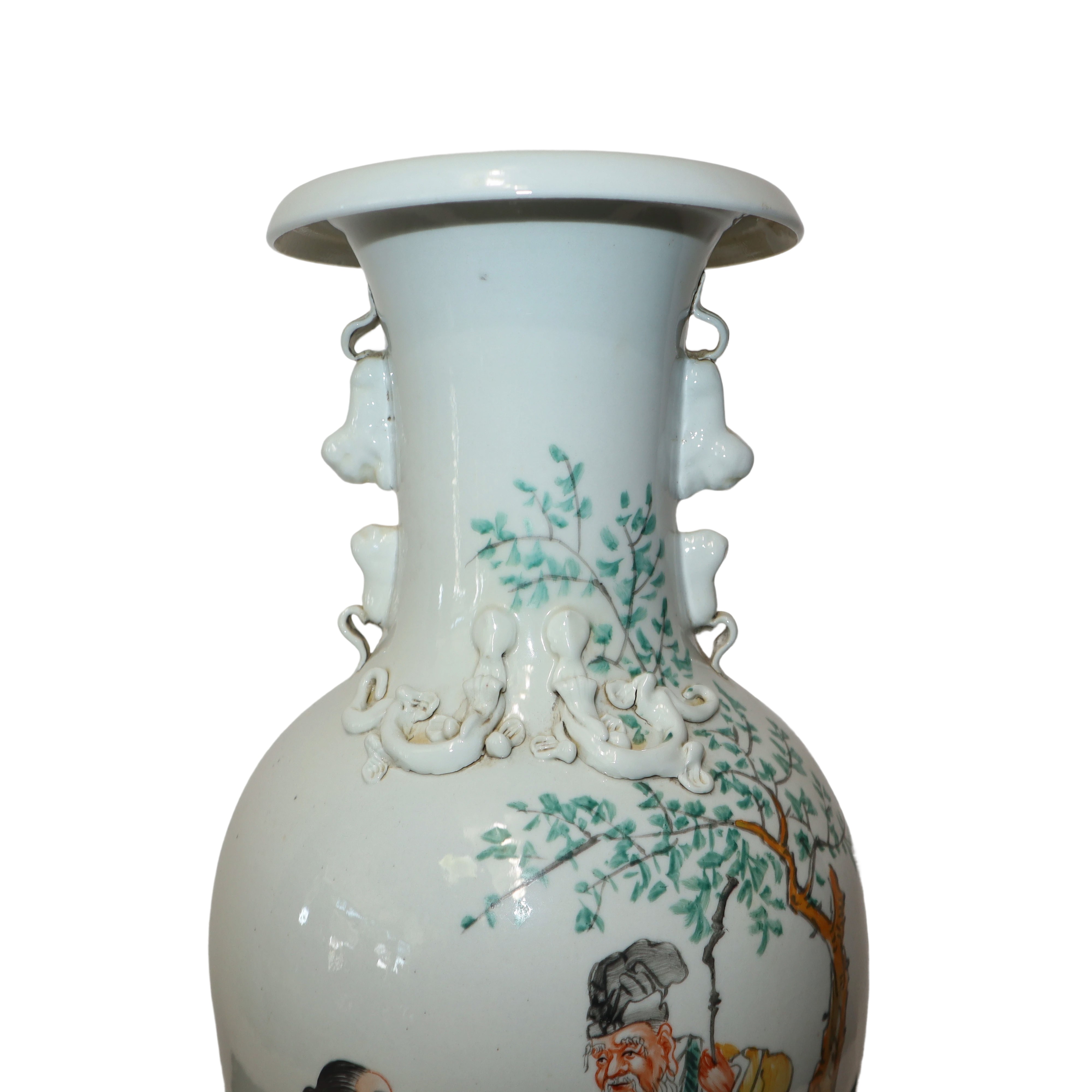 Vaso cinese Qian Jiang con decorazione a rilievo sul collo e raffigurazione di scene di vita sul ...