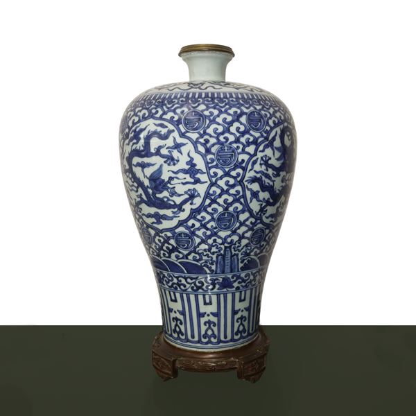 Vaso Mei ping riadattato come lampada da tavolo nel XIX secolo bianca con decori sui toni del blu