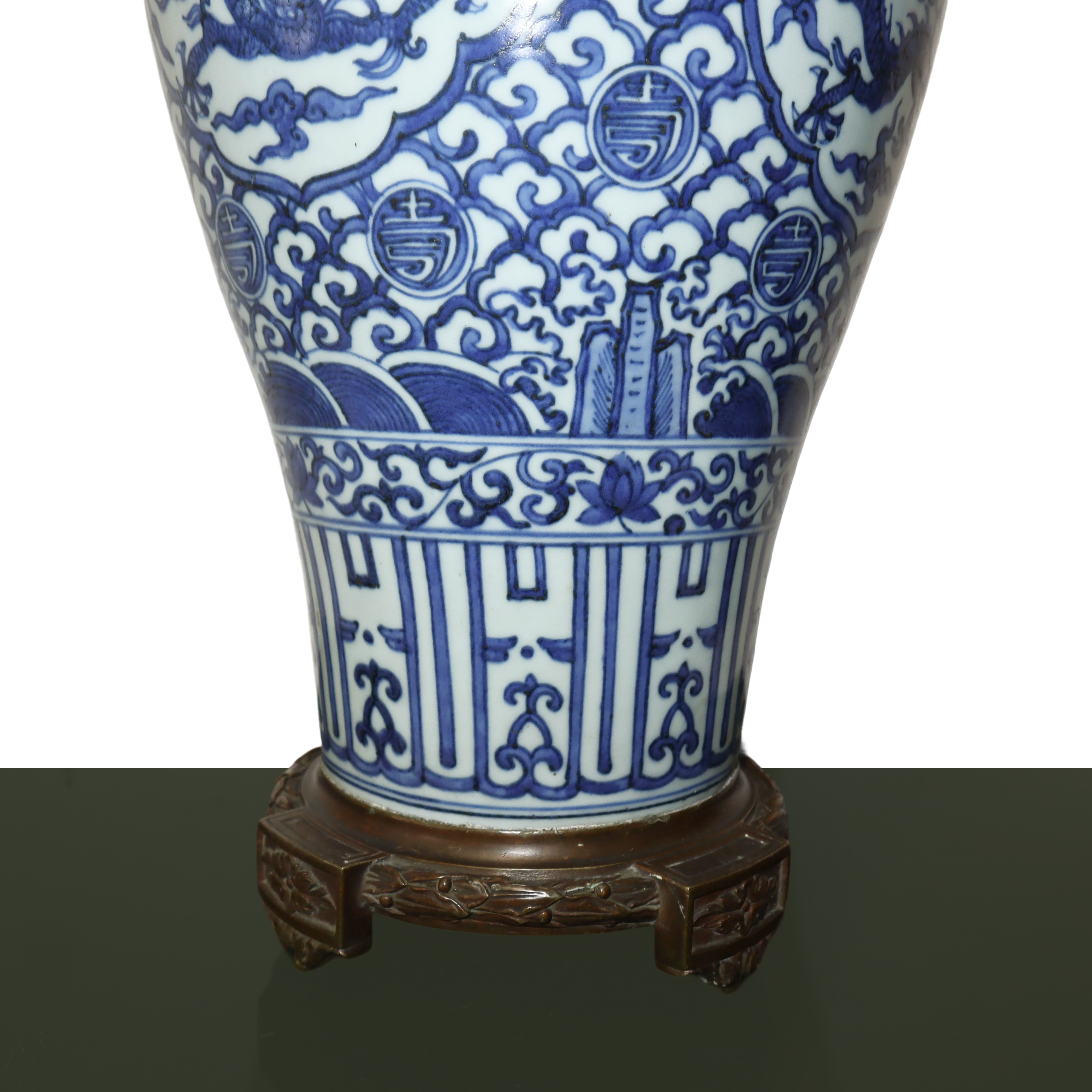 Vaso Mei Ping Riadattato Come Lampada da Tavolo nel XIX Secolo Bianca con Decori sui Toni del Blu