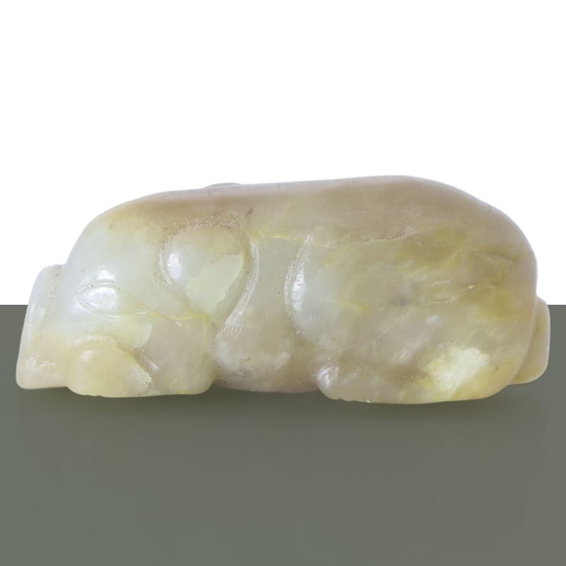 Statuina a guisa di maiale in pietra gialla e giada