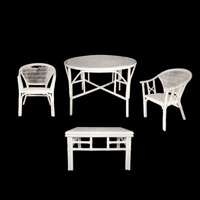 Salotto in rattan laccato bianco: tavolo, quattro poltroncine e tavolino basso