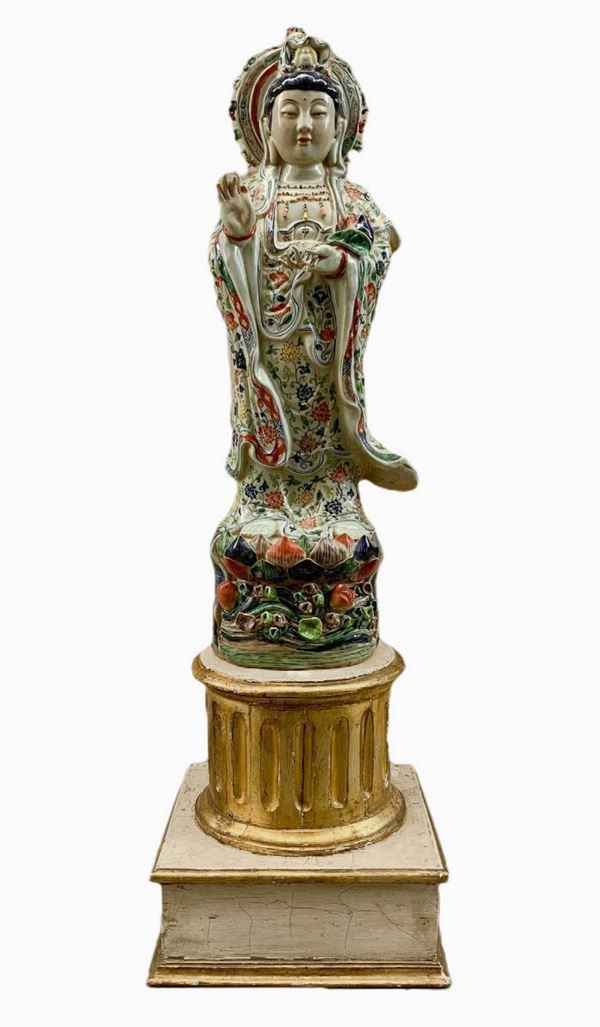 DivinitÃ  induista Lakshmi in vestizione floreale. Piccola mancanza alla falange dell'indice della mano sinistra.

H cm 92 x 23