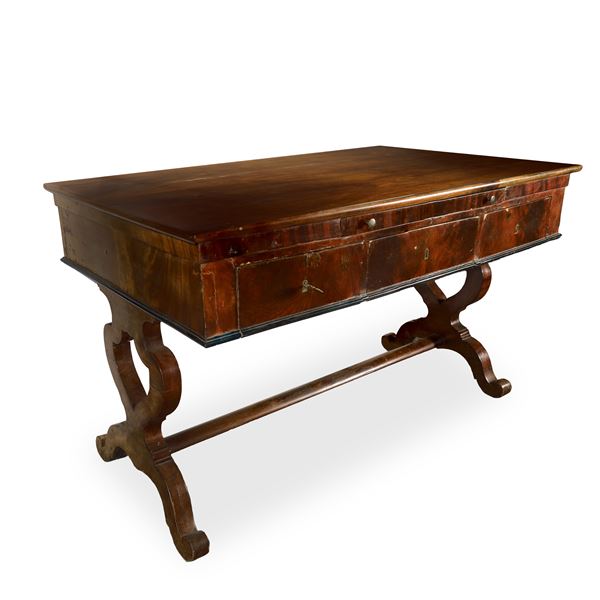 Lyre-shaped desk