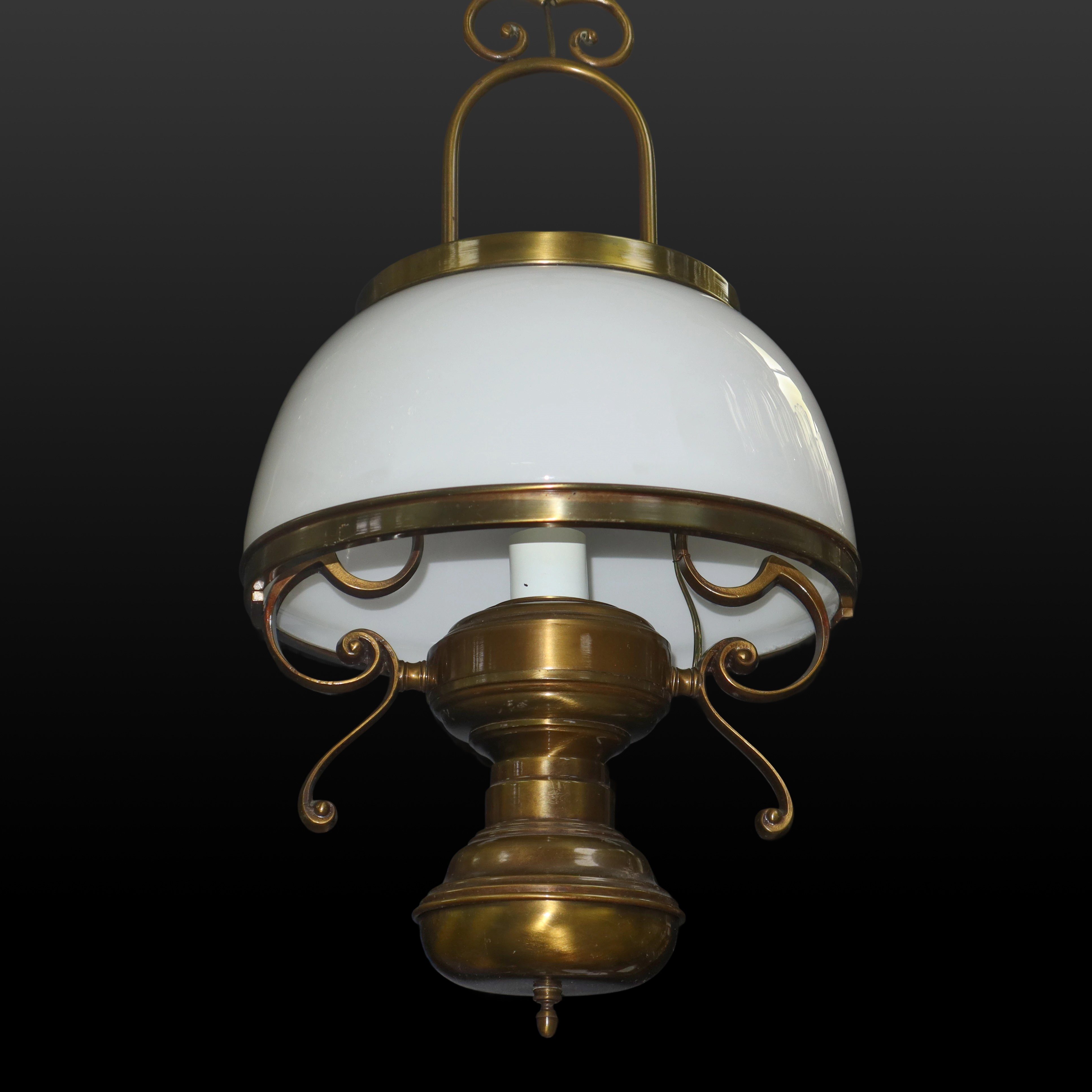 Lampadario a sospensione in metallo dorato