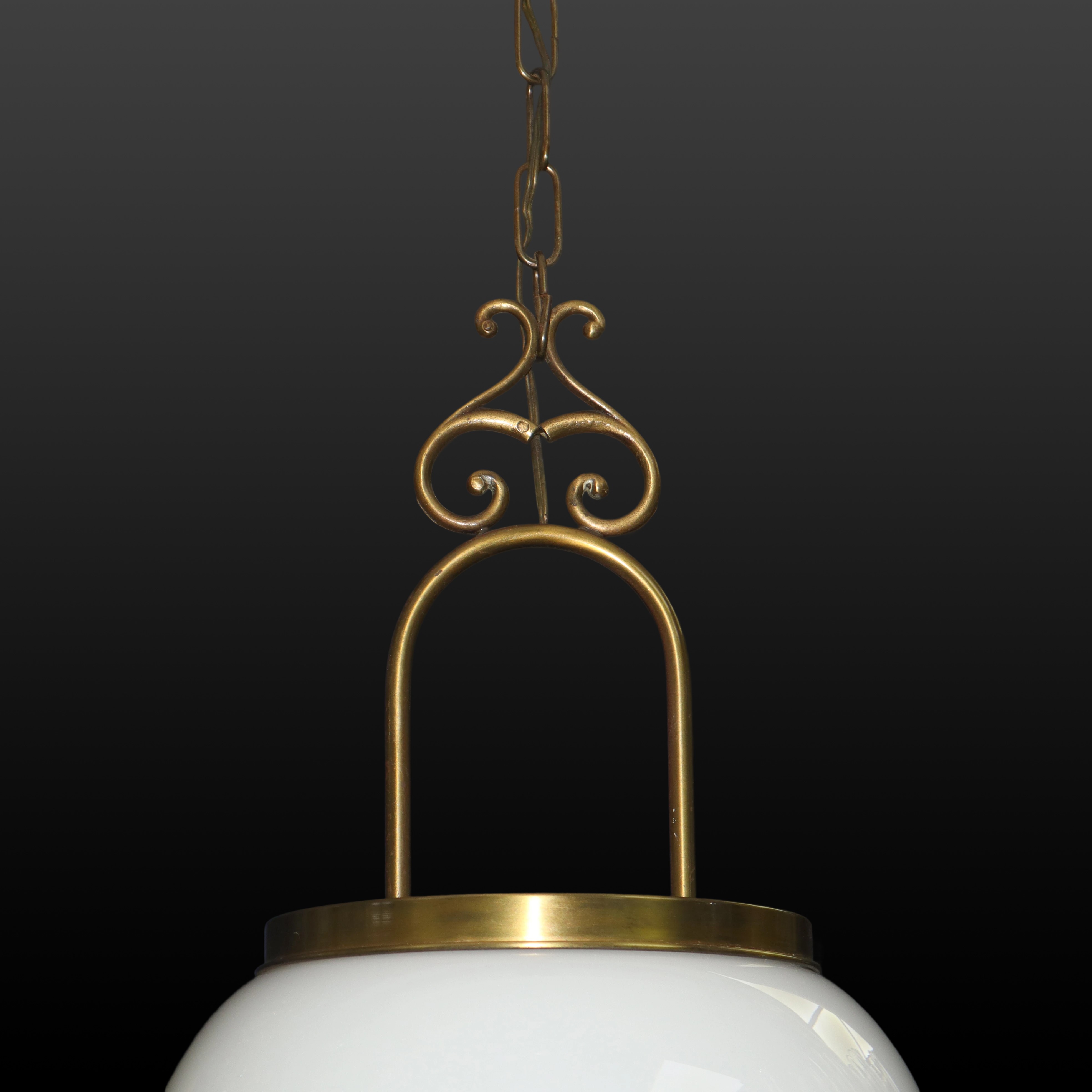 Lampadario a sospensione in metallo dorato