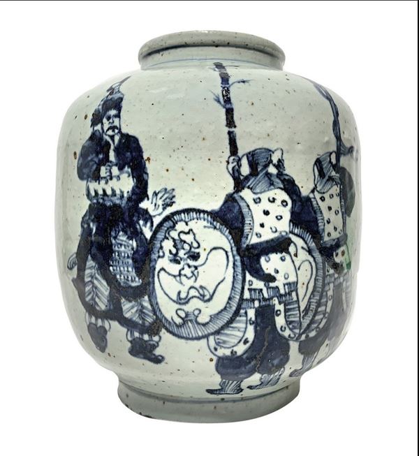 Vaso cinese bianco con decori blu raffigurante samurai.  H cm 28. Base diametro cm 14