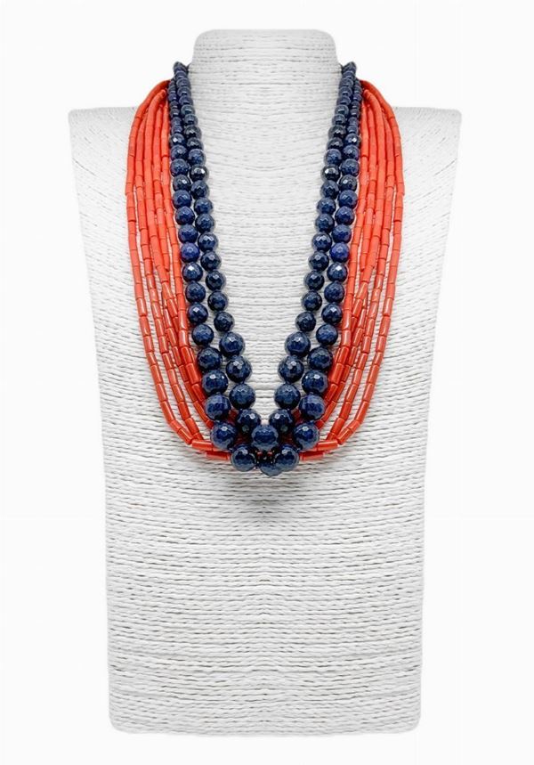 Collana con due fili di ZAFFIRO opaco sfera sfaccettata a digradare da mm 3 a mm 12. pi&ugrave  cinque fili di CORALLO a tubicini mm 3,5, chiusura in ... 