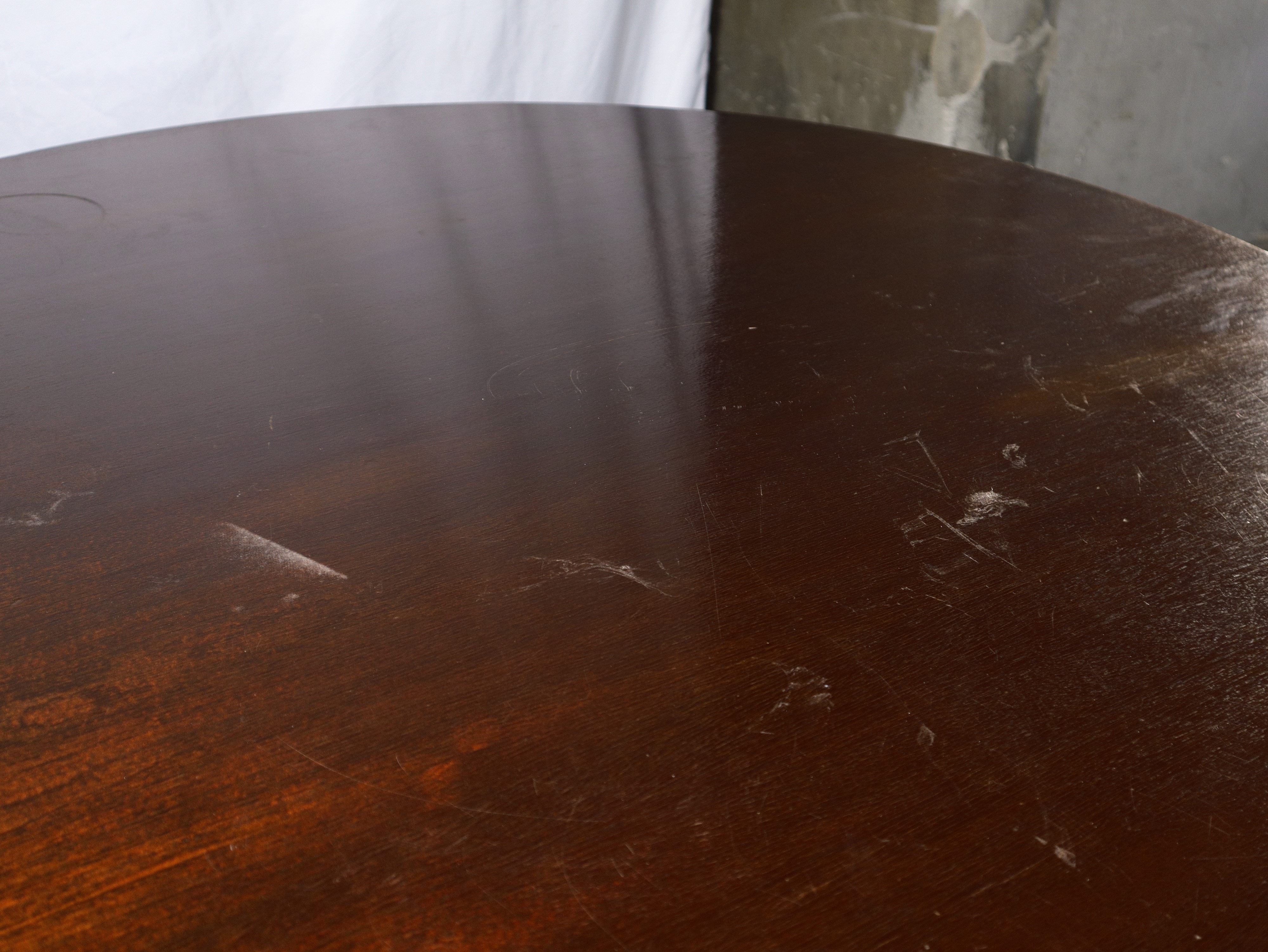 Tavolo con piede a 4 razze e piano rotondo con sostegno globulare in legno