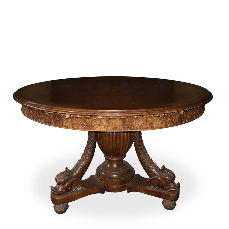 Tavolo allungabile con sostegno con triplice scultura, piano con balza scolpita