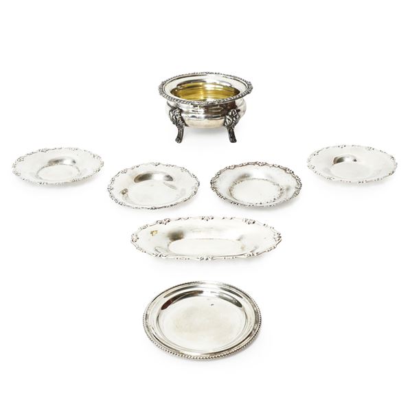 Group of 6 plates and a stand with zoomorphic feet in 800 silver