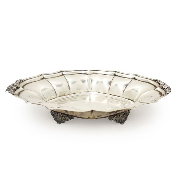 Oval stand in 800 silver with lobed and scalloped edge and fruit at the corners