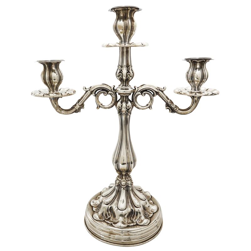 Candelabro a tre fiamme in argento 800 con base circolare