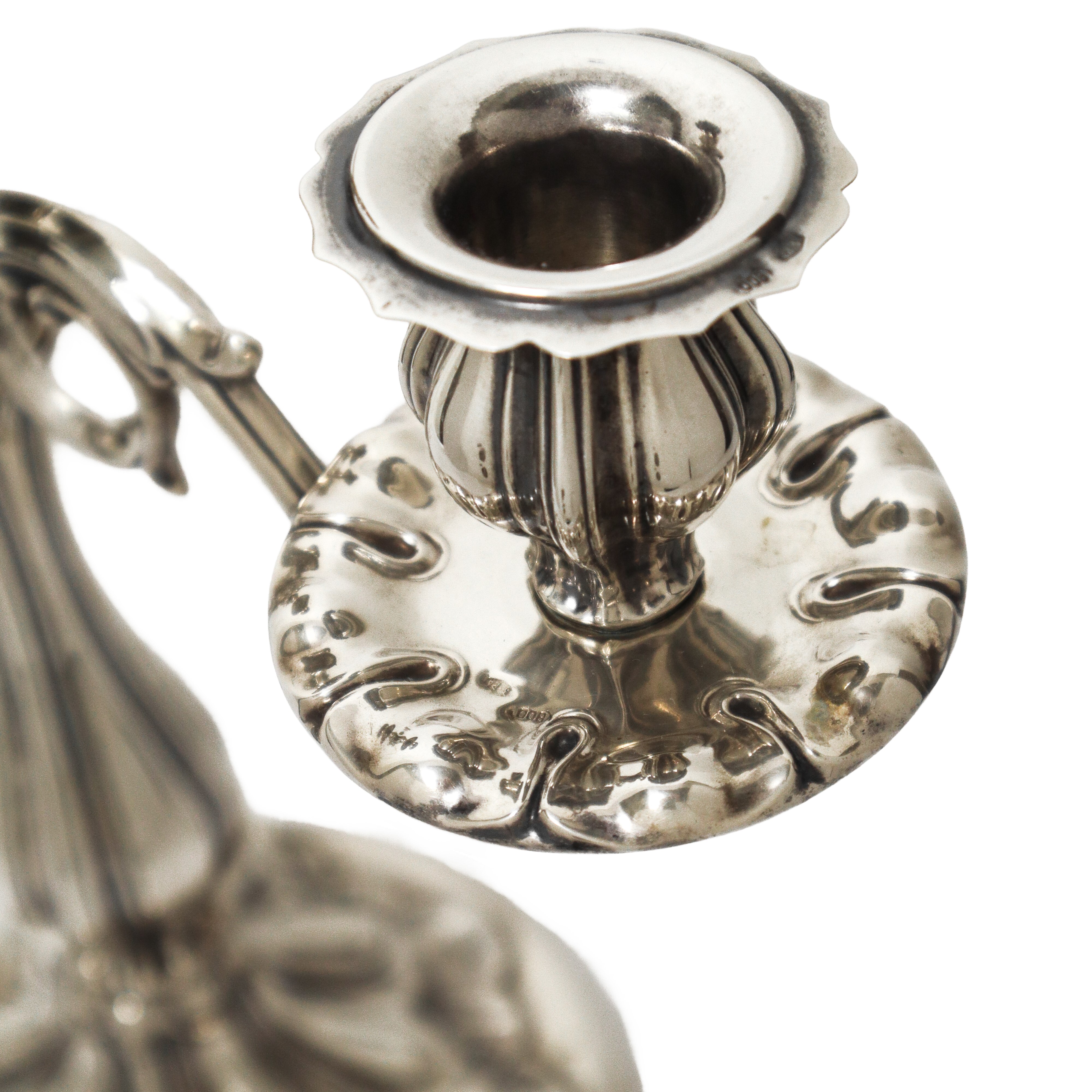 Candelabro a tre fiamme in argento 800 con base circolare