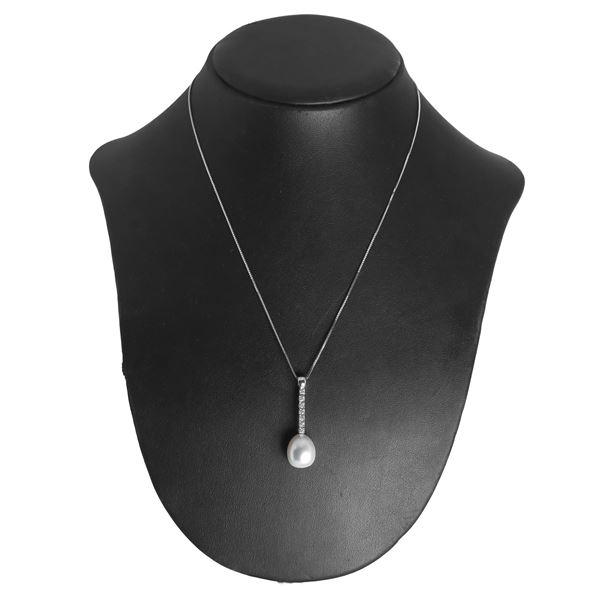 18 kt white gold necklace with 0.40 kt diamonds, G value, VS purity, 25 kt Australian drop pearl
