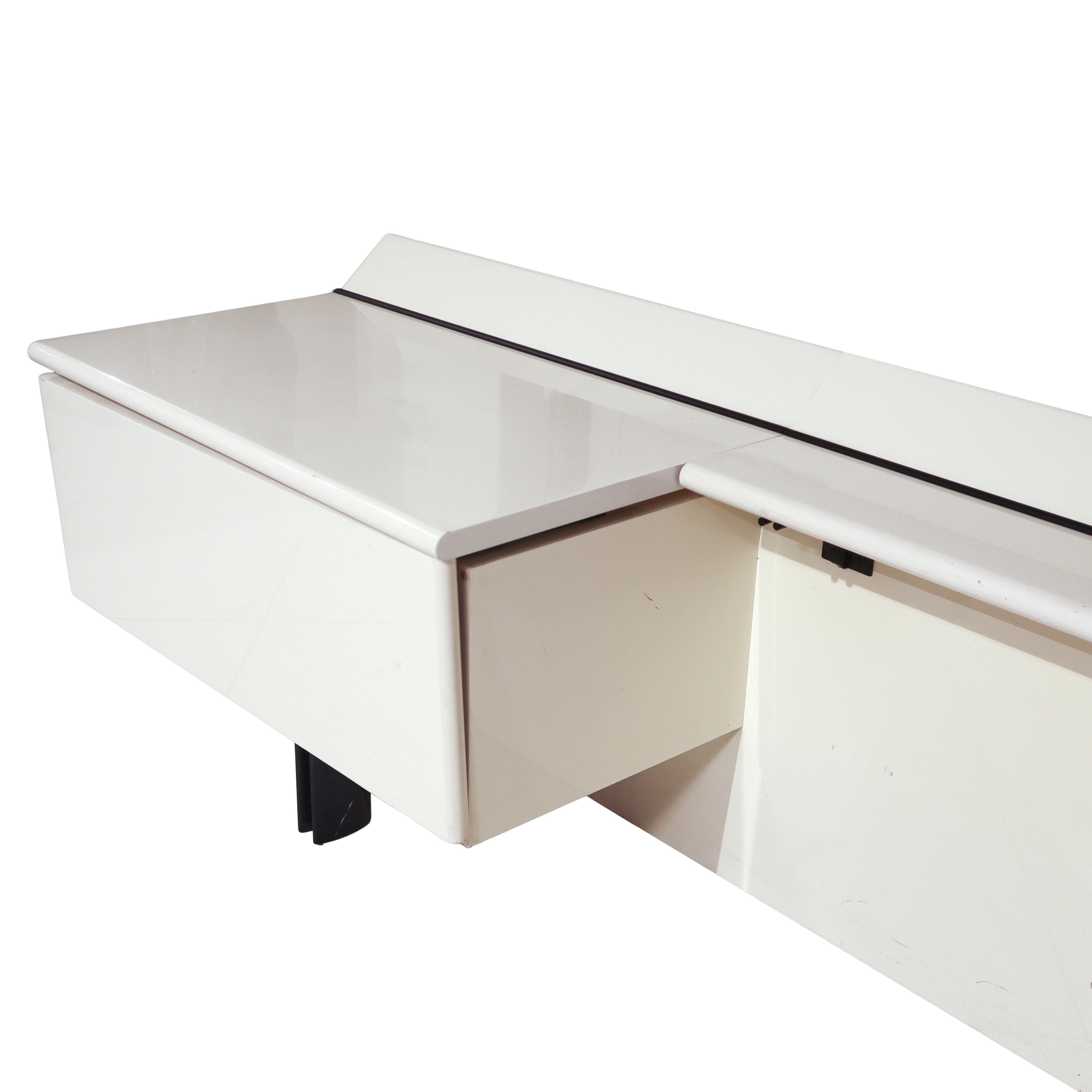 Retroletto laccato lucido bianco Modello Alanda con comodini roteanti