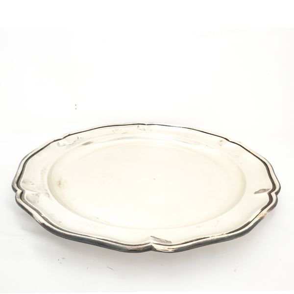 Round tray in 800 silver with scalloped edge