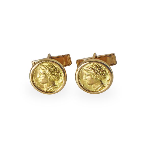 750 yellow gold cuffs
