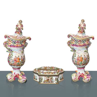 Coppia di grandi pouteiche decorate a rilievo con putti sommitale e scrigno