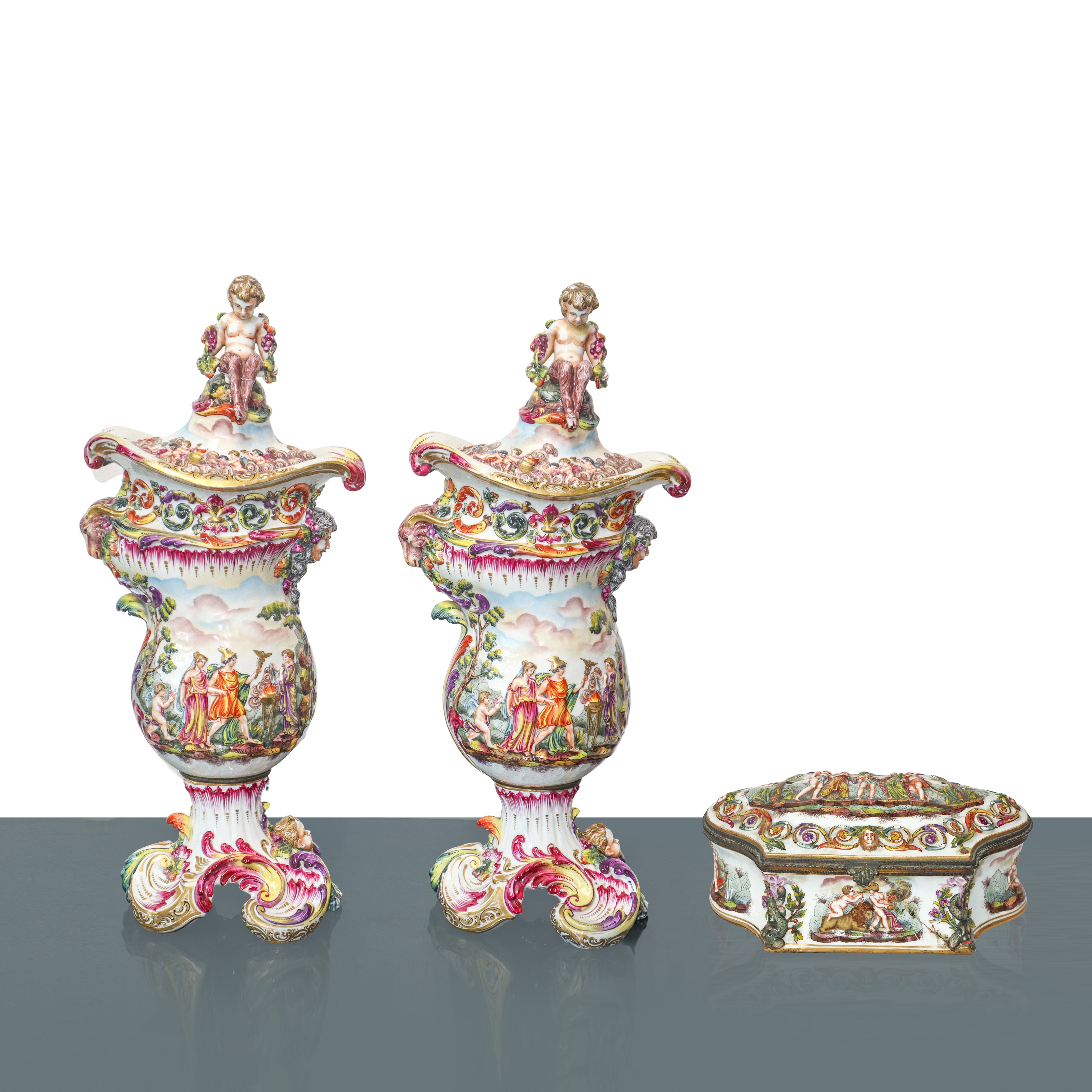 Capodimonte - Coppia di grandi pouteiche decorate a rilievo con putti sommitale e scrigno