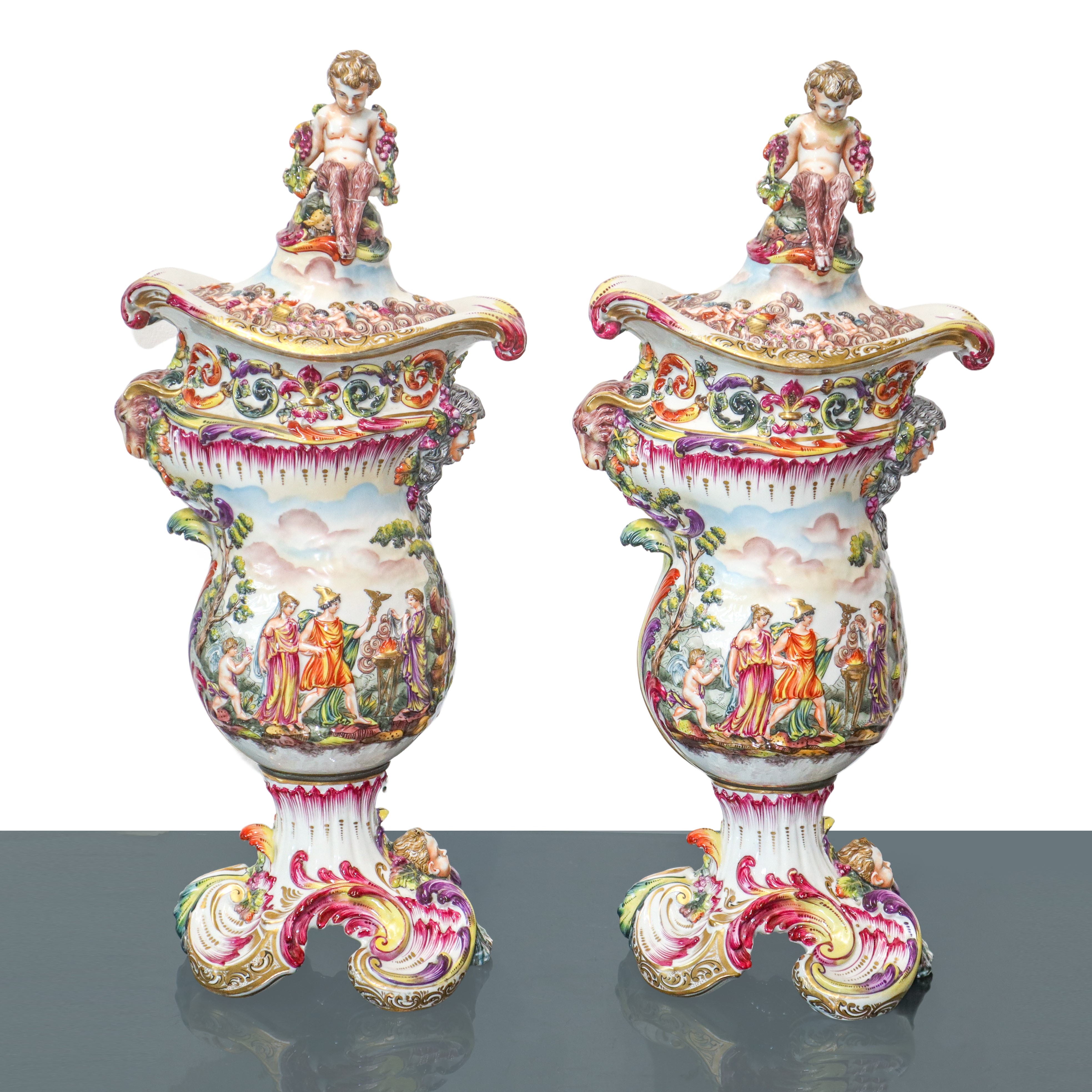 Capodimonte - Coppia di grandi pouteiche decorate a rilievo con putti sommitale e scrigno