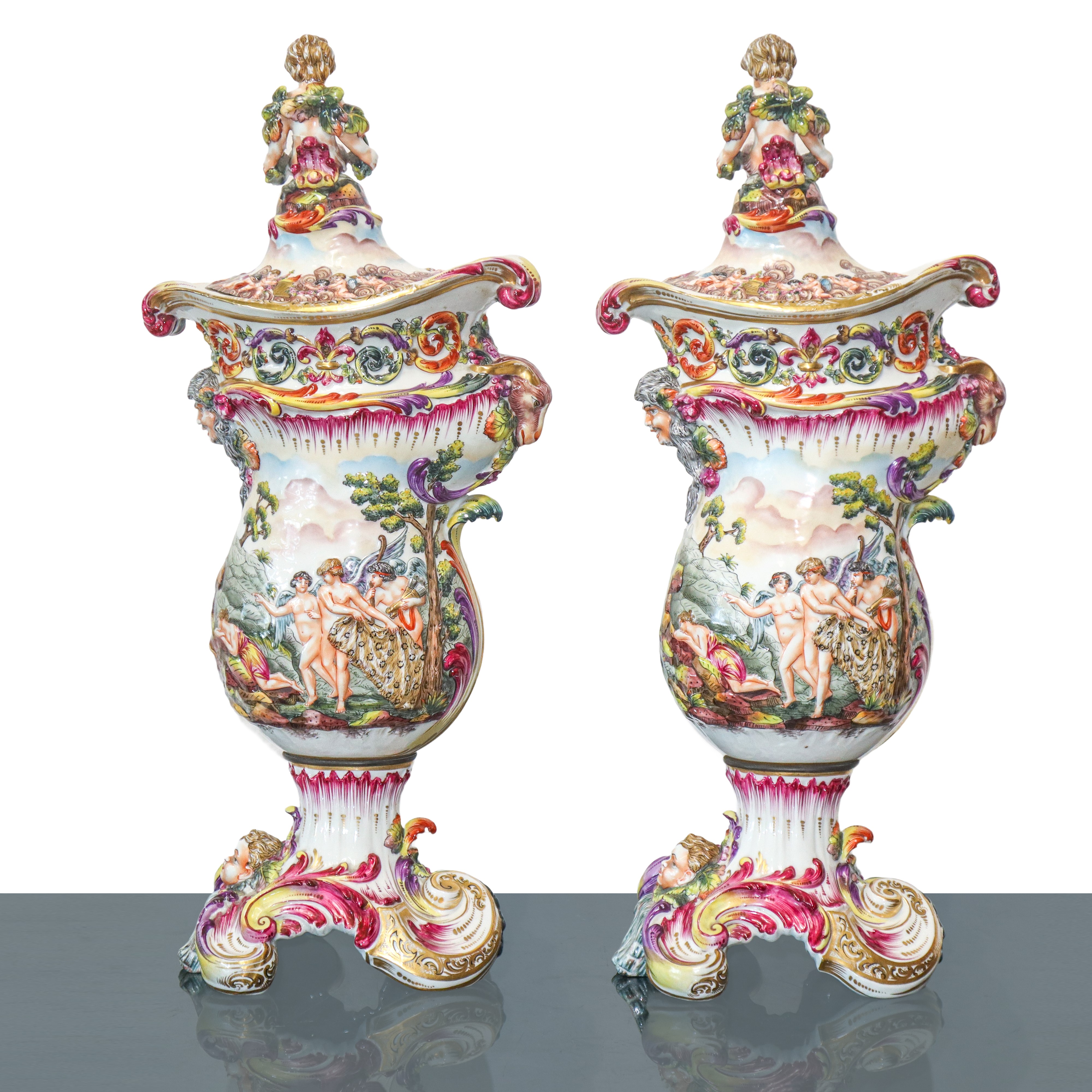 Capodimonte - Coppia di grandi pouteiche decorate a rilievo con putti sommitale e scrigno