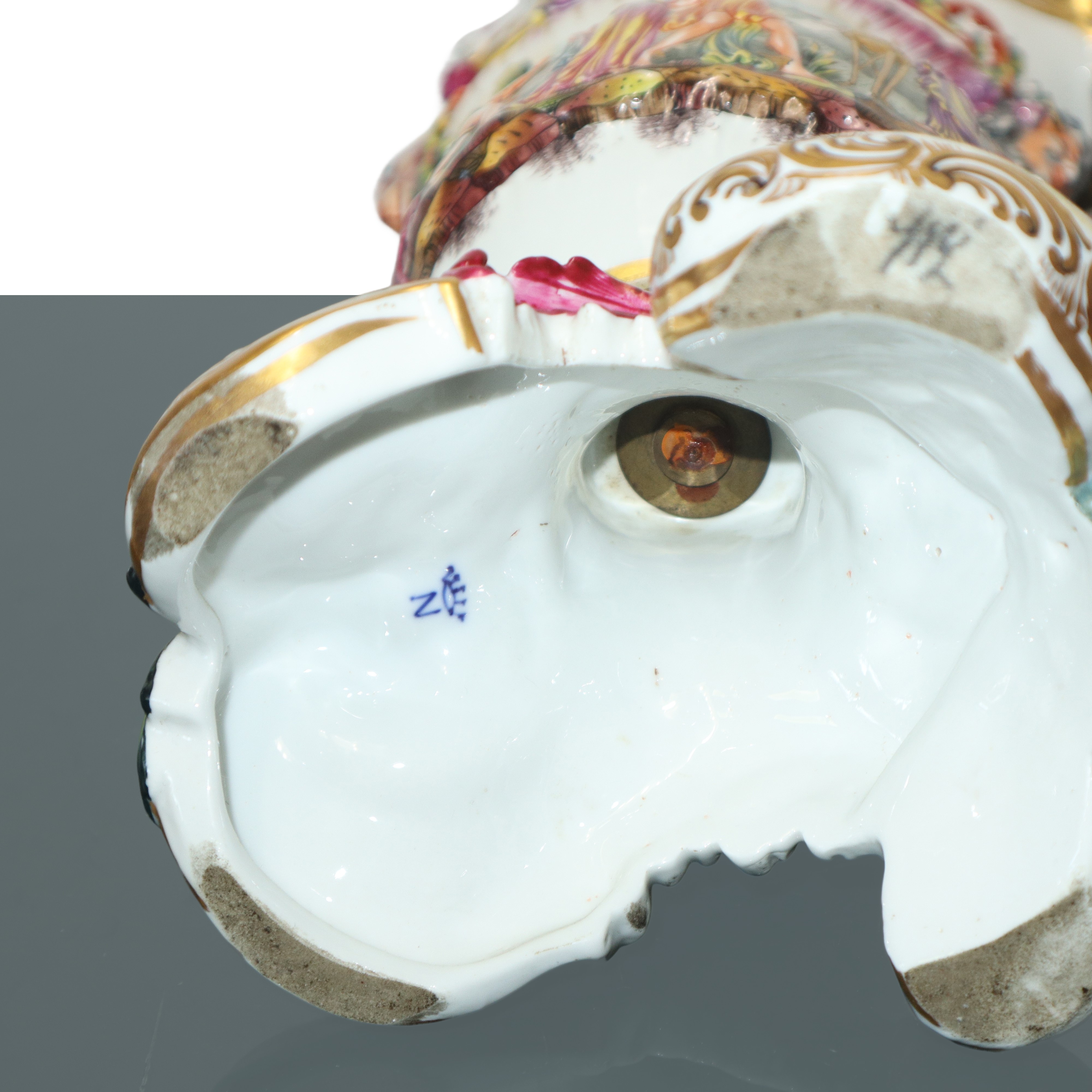 Capodimonte - Coppia di grandi pouteiche decorate a rilievo con putti sommitale e scrigno