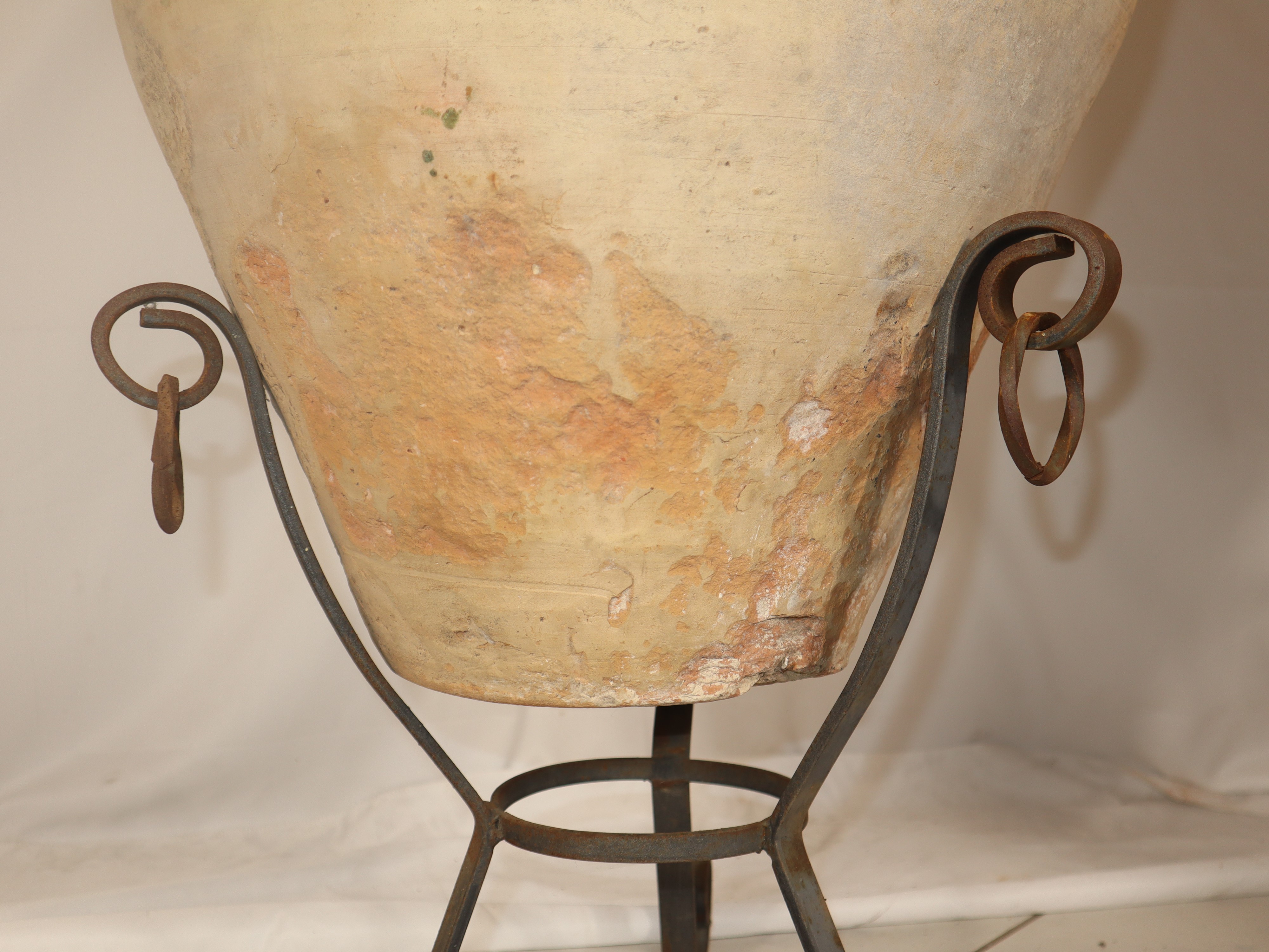 Giara in cotto con base in ferro