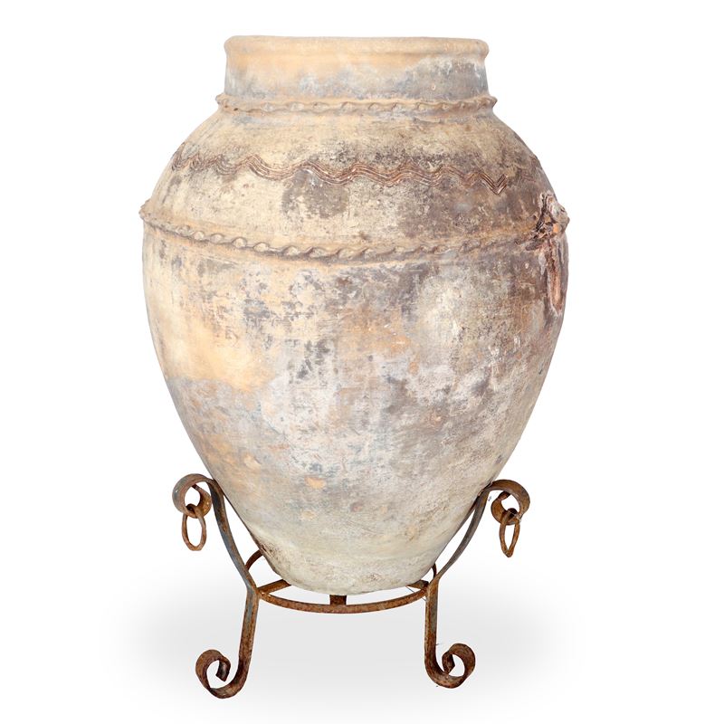 Giara in cotto con scanalature sotto il collo con base in ferro