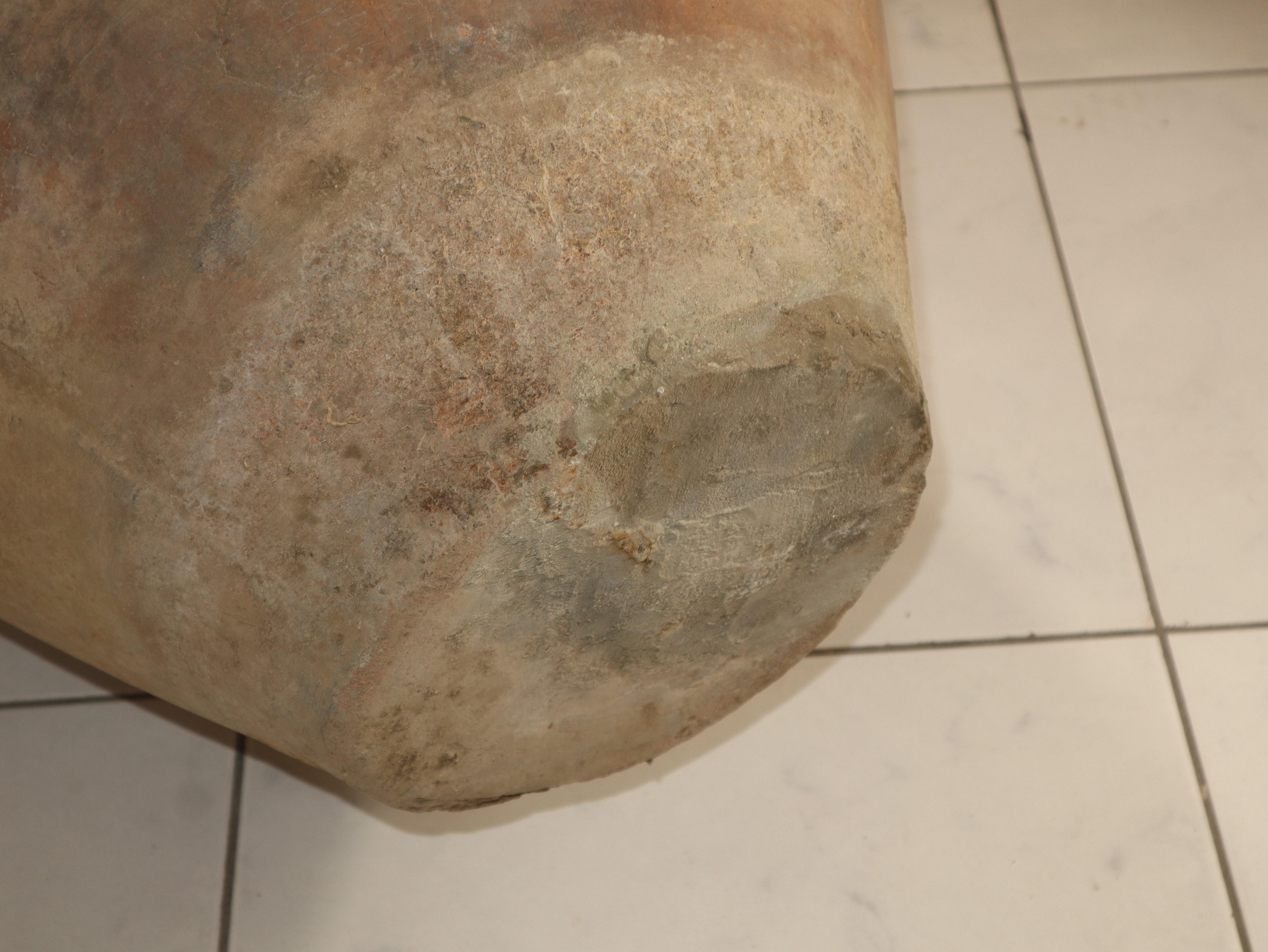 Giara in cotto con scanalature sotto il collo con base in ferro