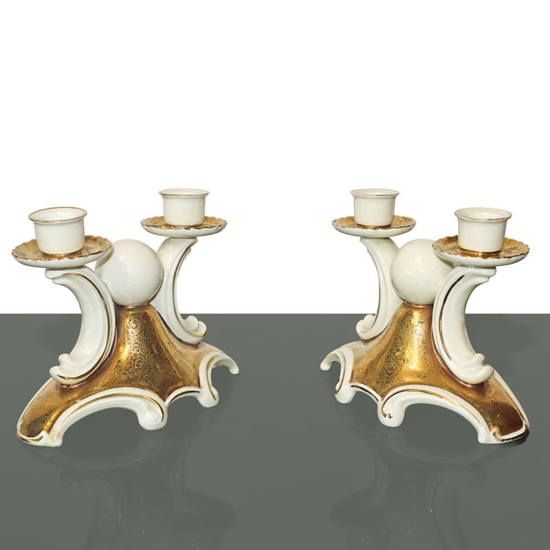 Coppia di candelieri in ceramica con decori dorati