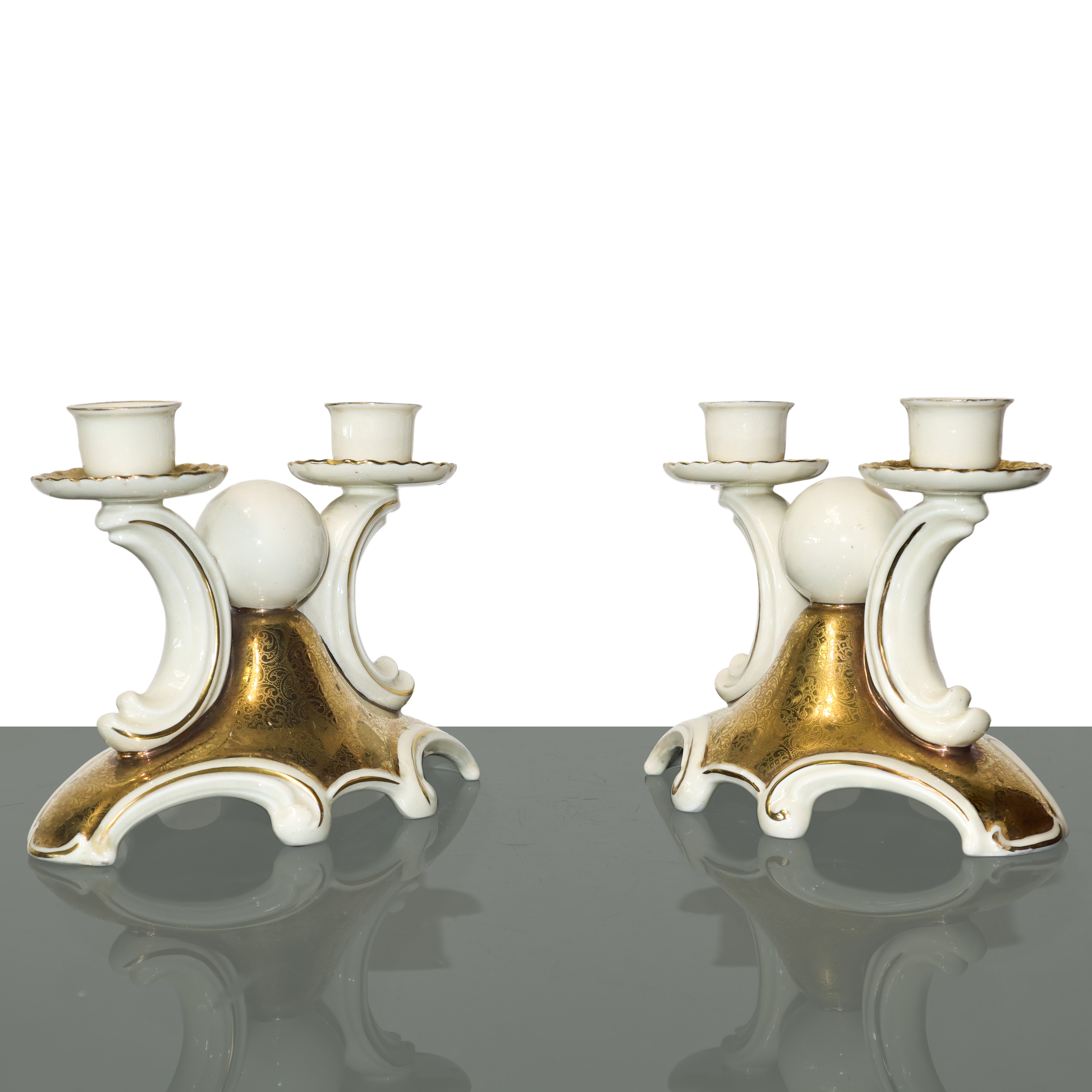 Coppia di candelieri in ceramica con decori dorati