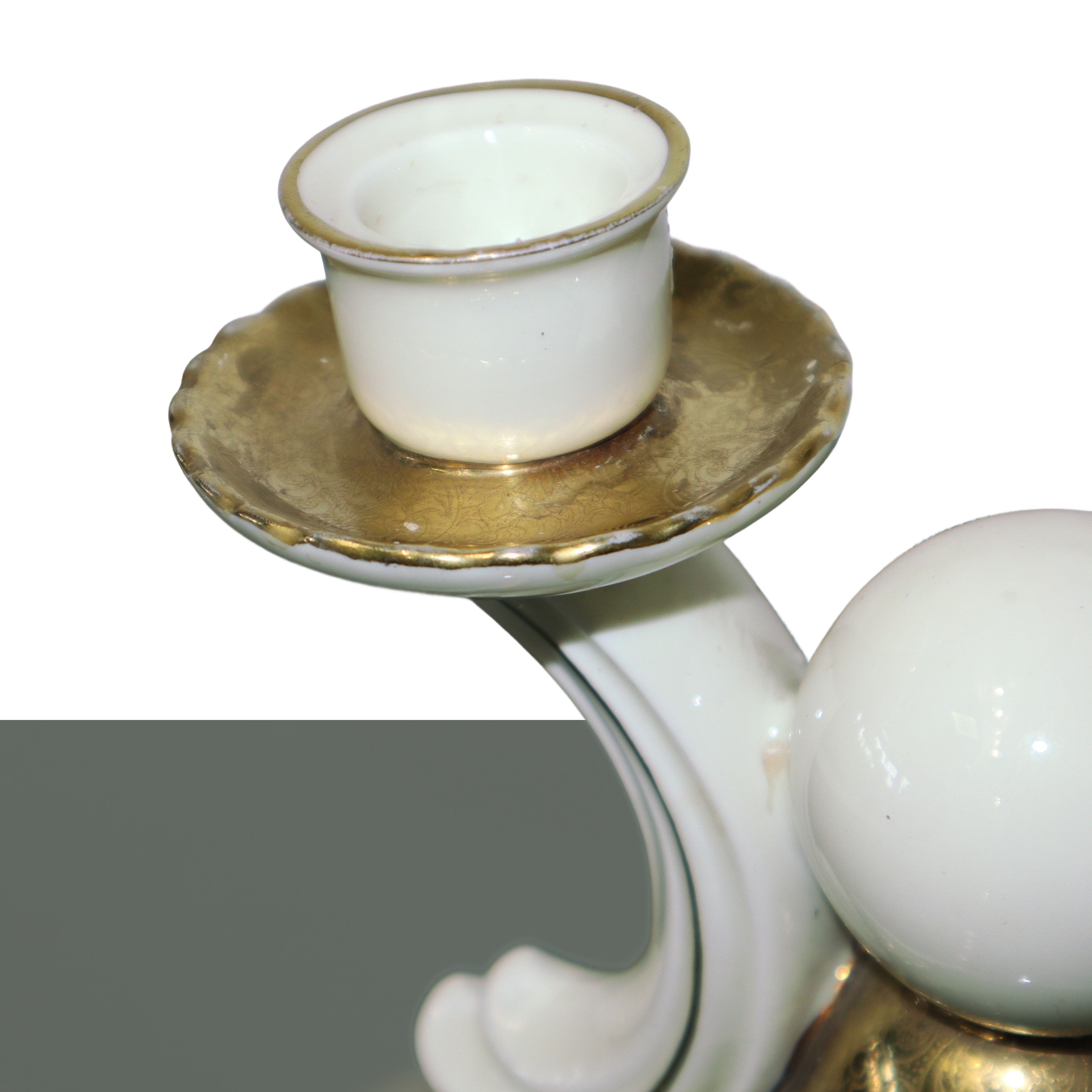 Coppia di candelieri in ceramica con decori dorati