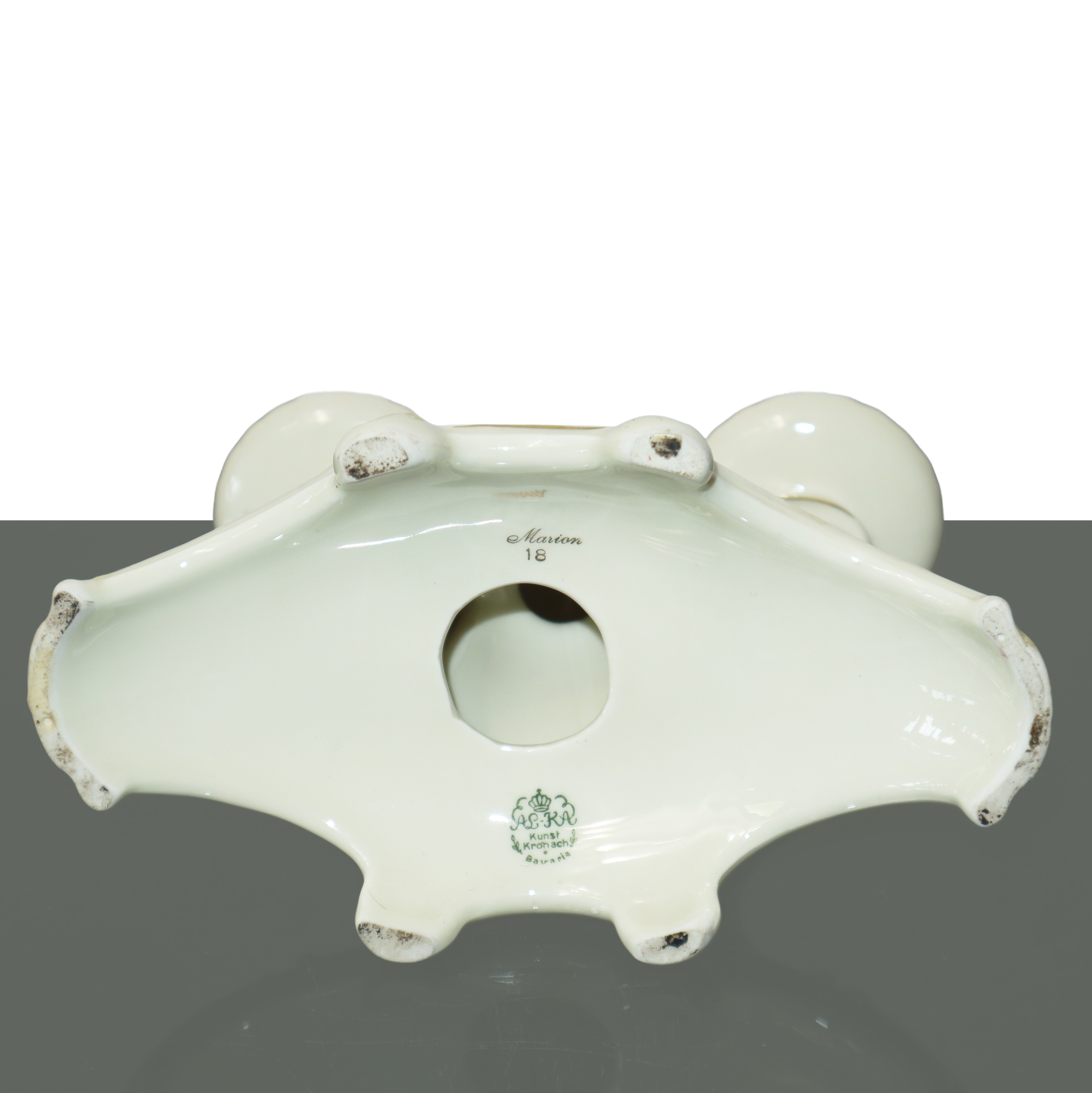 Coppia di candelieri in ceramica con decori dorati