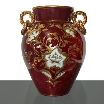 Vaso in ceramica biansato con decorazione floreale dorata e prese ad anello bordeaux