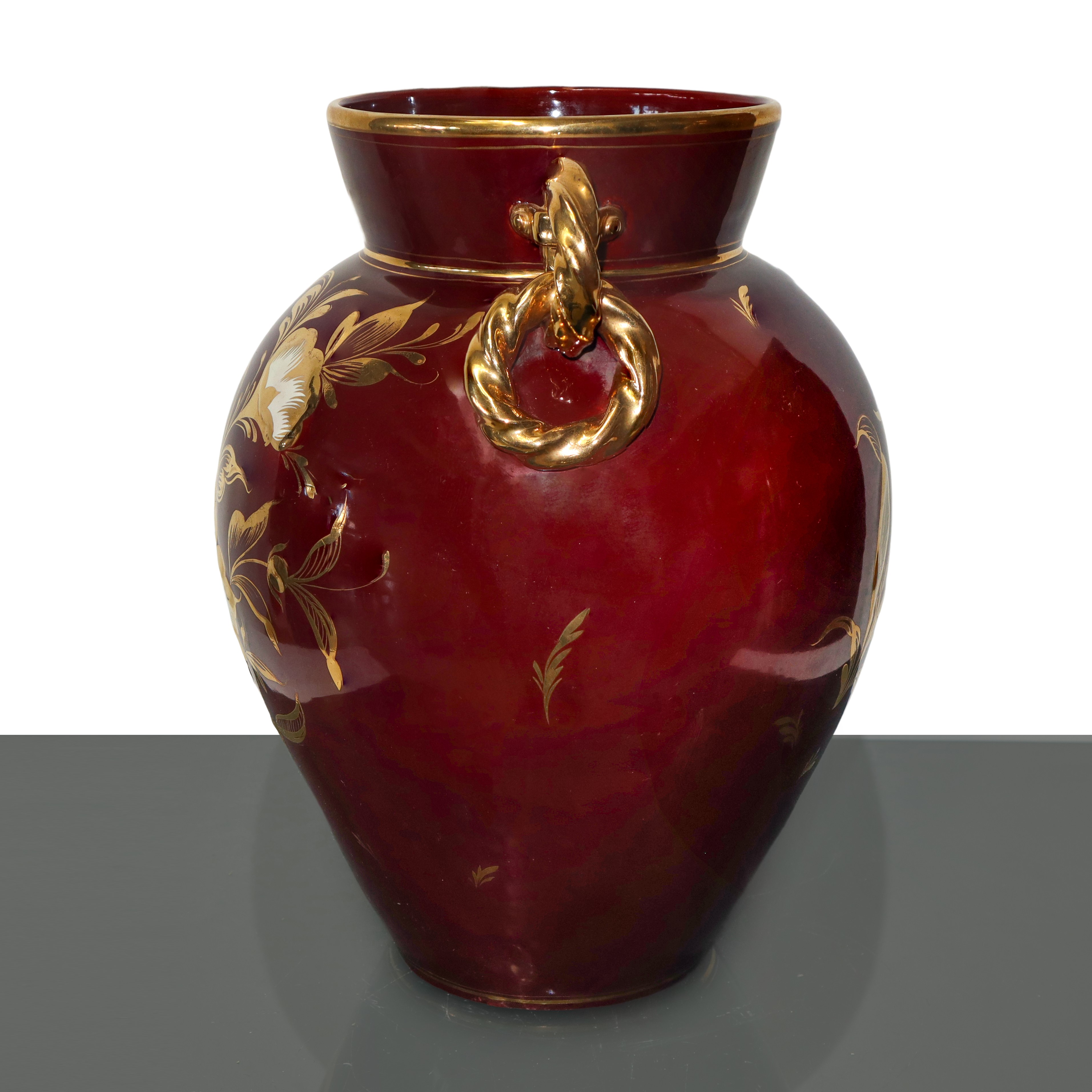 Mica Italy - Vaso in ceramica biansato con prese ad anello bordeaux e decorazione floreale dorata