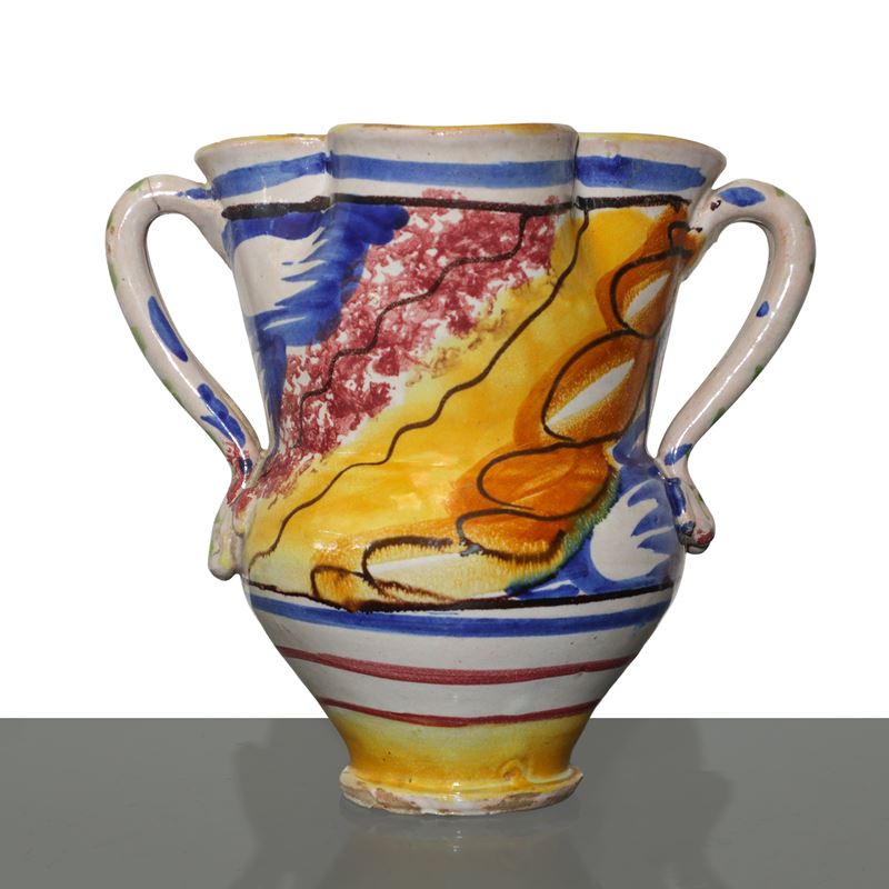 Vaso policromo biansato in maiolica di Caltagirone con bocca smerlata