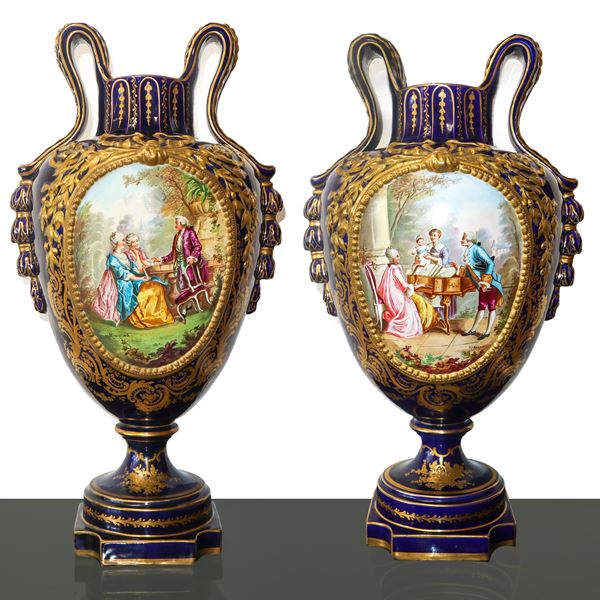 Sevres Porcellana,Jean-Michel Moreau - Coppia di vasi in porcellana con scene galanti dipinte sul fronte