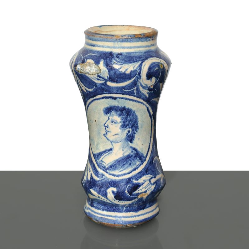 Albarello in ceramica di Caltagirone dipinto nei toni del bianco e blu