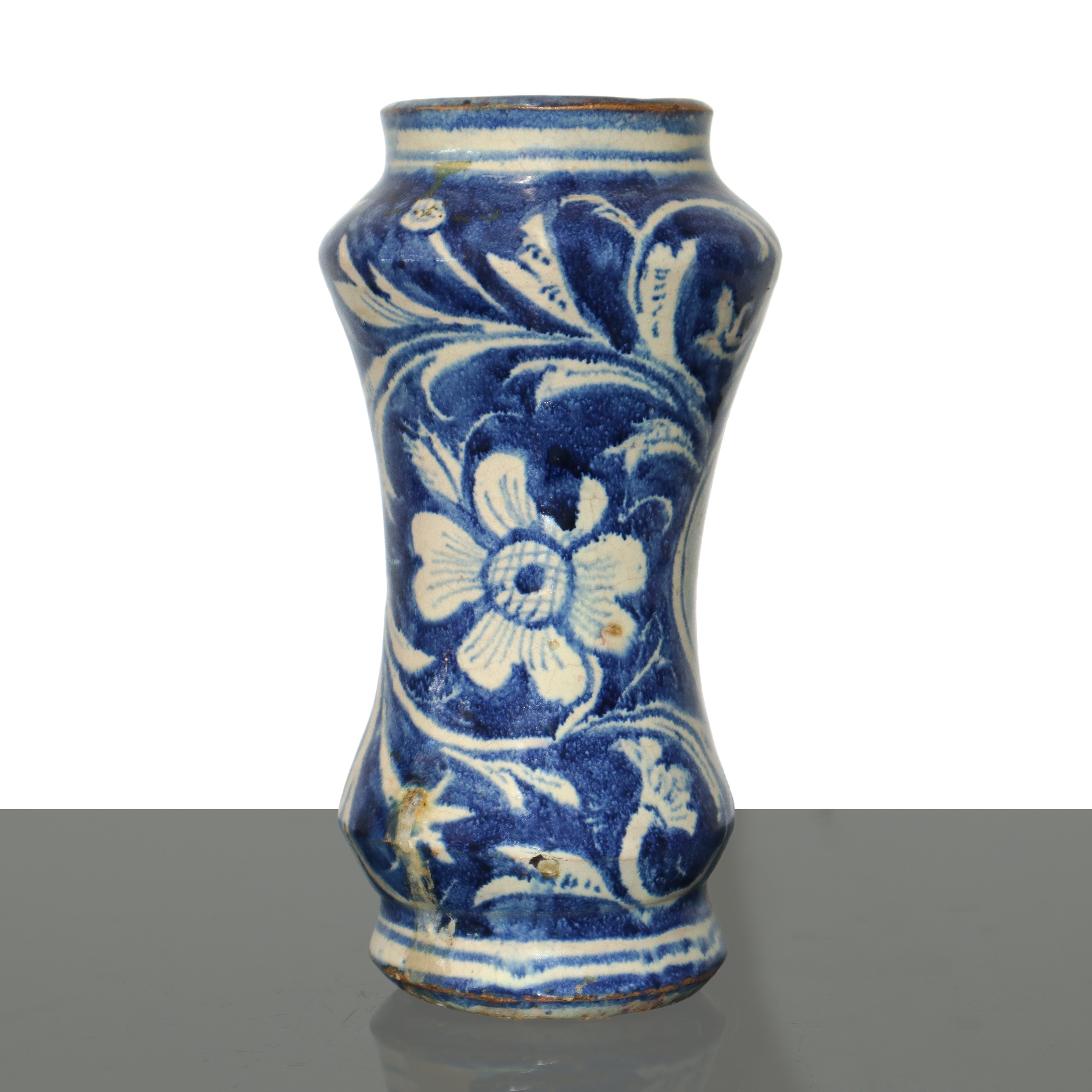 Albarello in ceramica di Caltagirone dipinto nei toni del bianco e blu