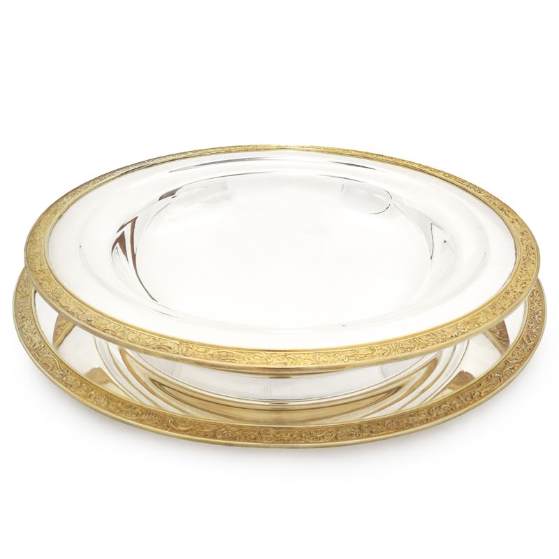 Centrotavola silverplated con bordo dorato e decorato a rilievo composto da piatto e sottopiatto