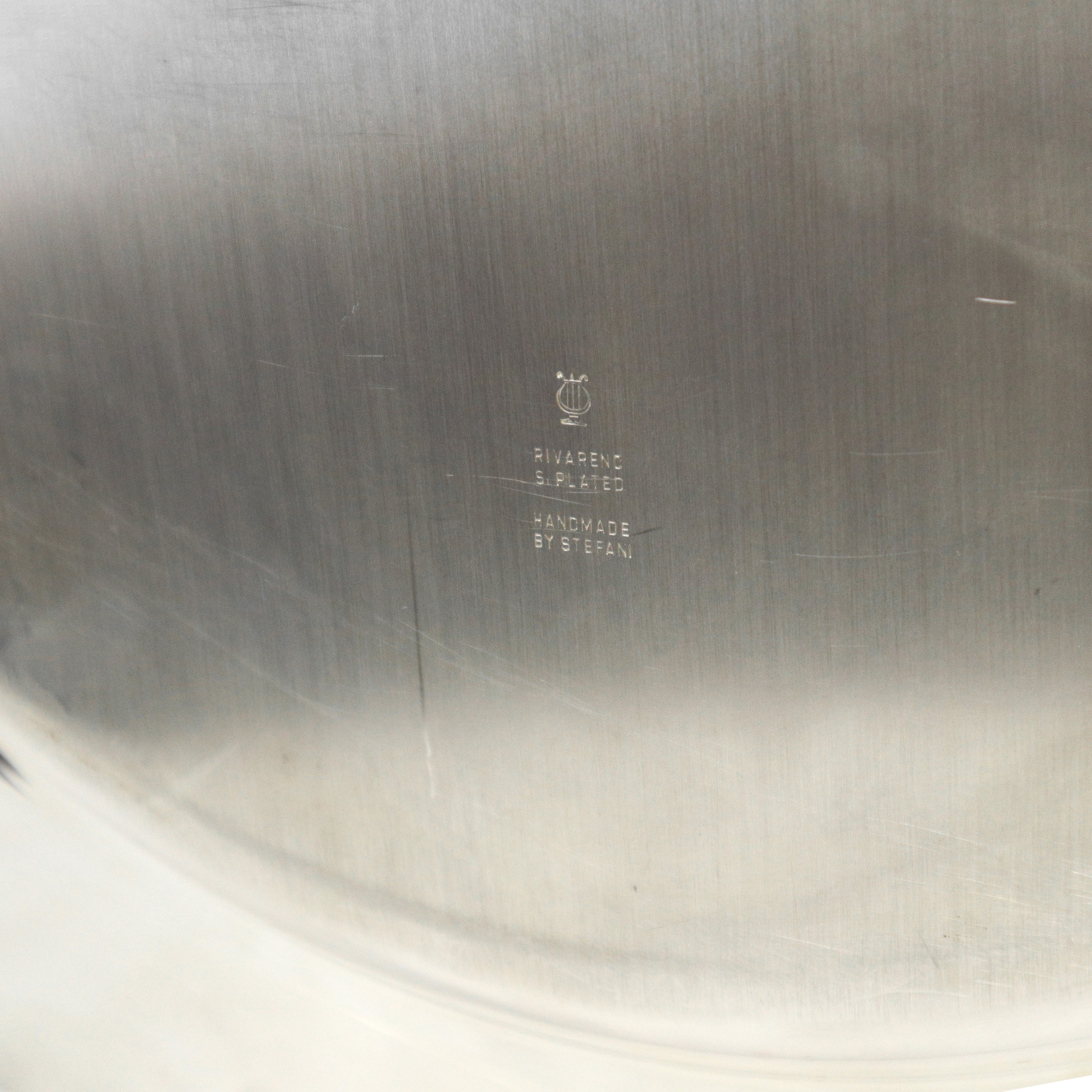 Centrotavola silverplated con bordo dorato e decorato a rilievo composto da piatto e sottopiatto