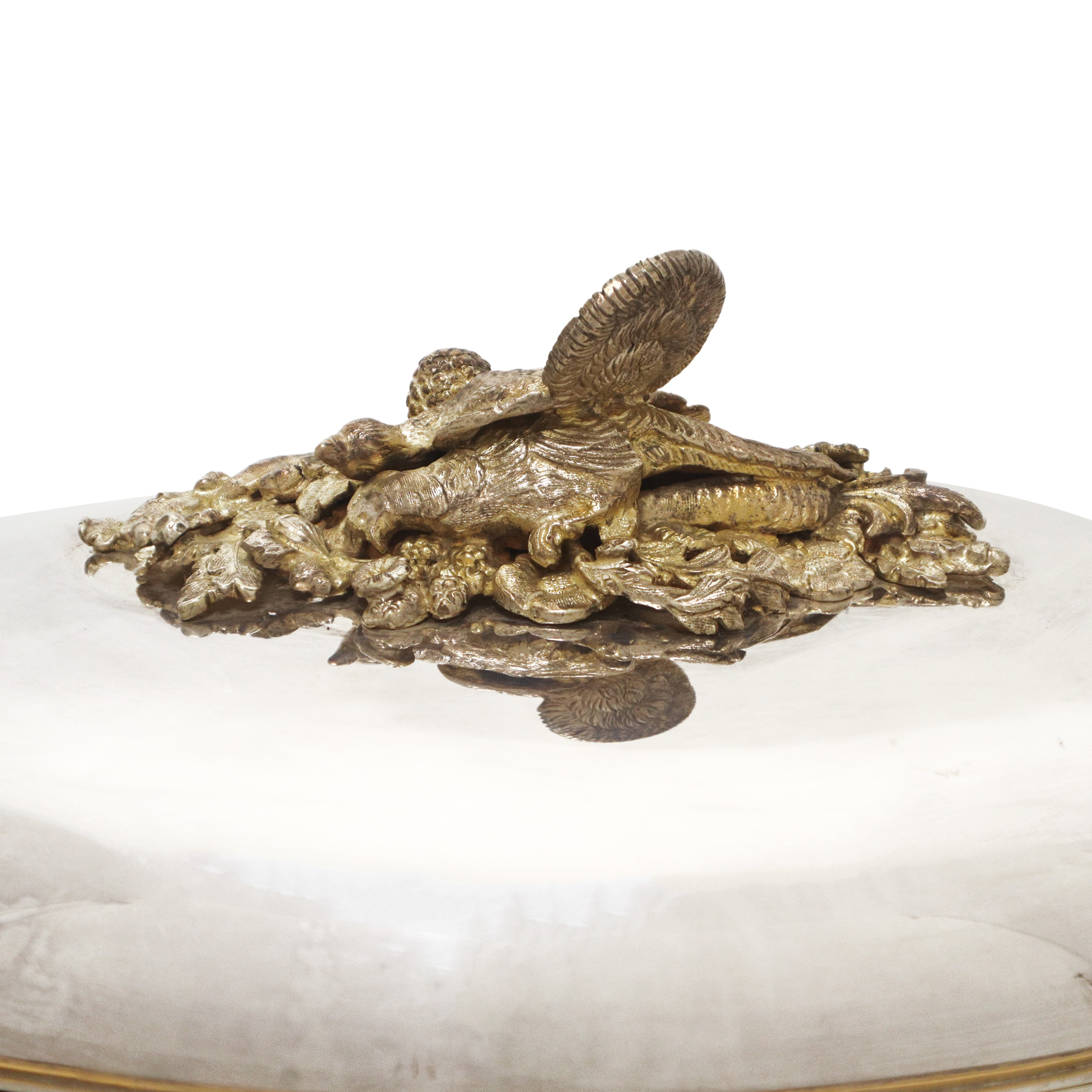 Legumiera in sheffield con presa con cacciagione e bordo dorato decorato a sbalzo