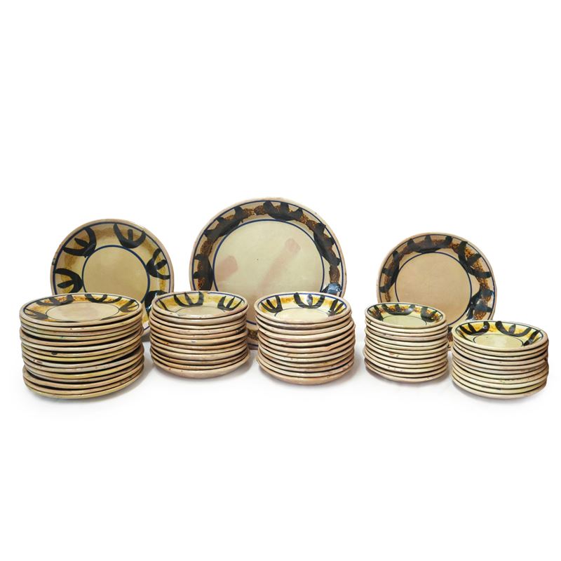 Servizio di piatti da 12 in maiolica di Santo Stefano di Camastra beige con decori blu gialli e n...