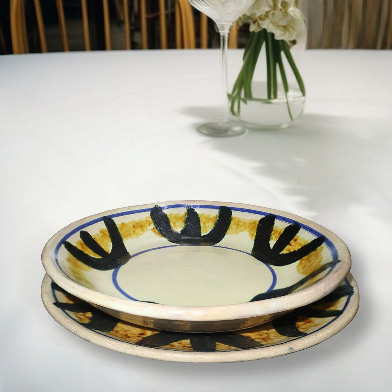 Servizio di piatti da 12 in maiolica di Santo Stefano di Camastra beige con decori blu gialli e n...