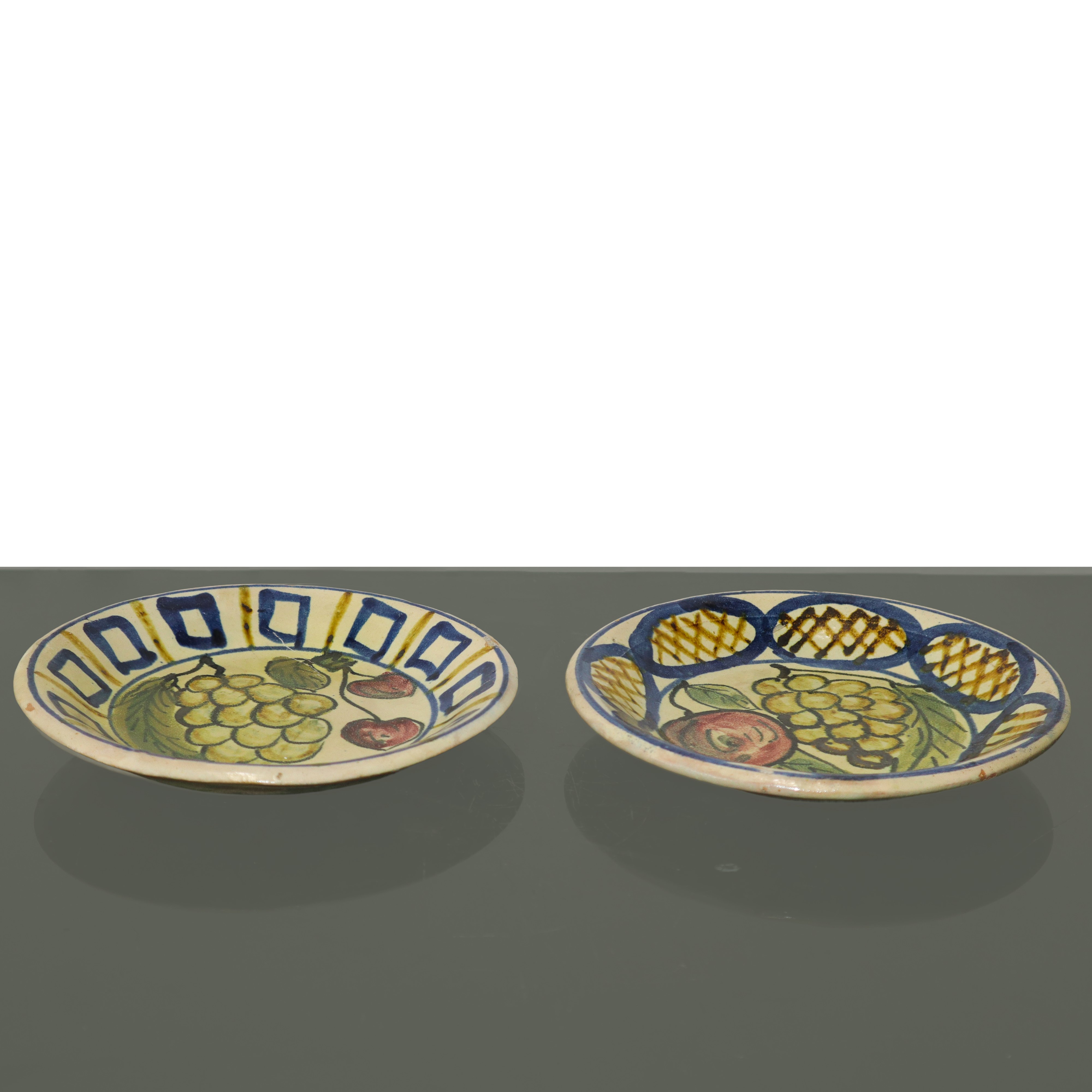 N°2 Piatti decorativi in maiolica di Santo Stefano di Camastra con decori di frutta